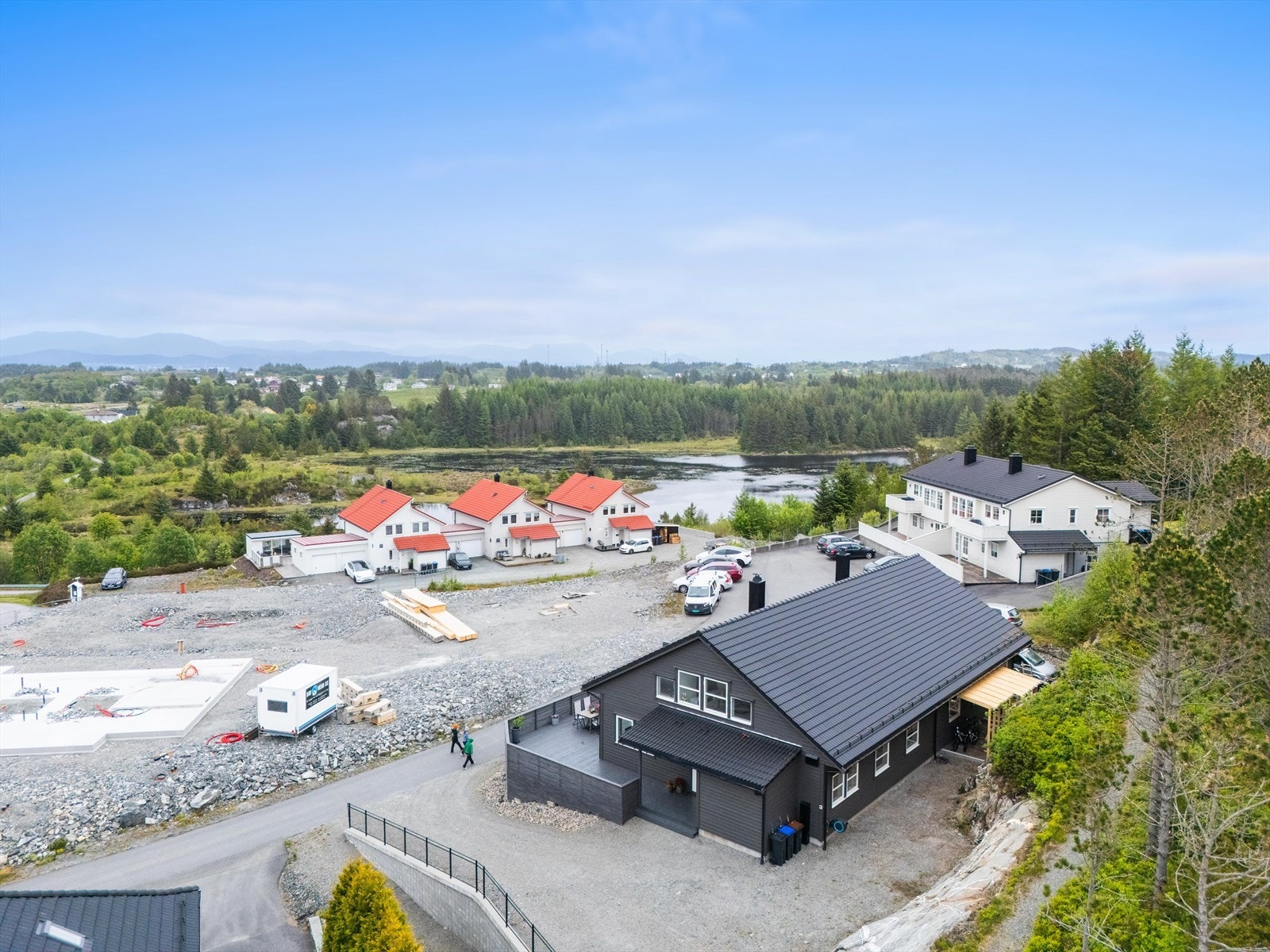 Her har man god plass for parkering i eget gårdsrom. Galleribilde