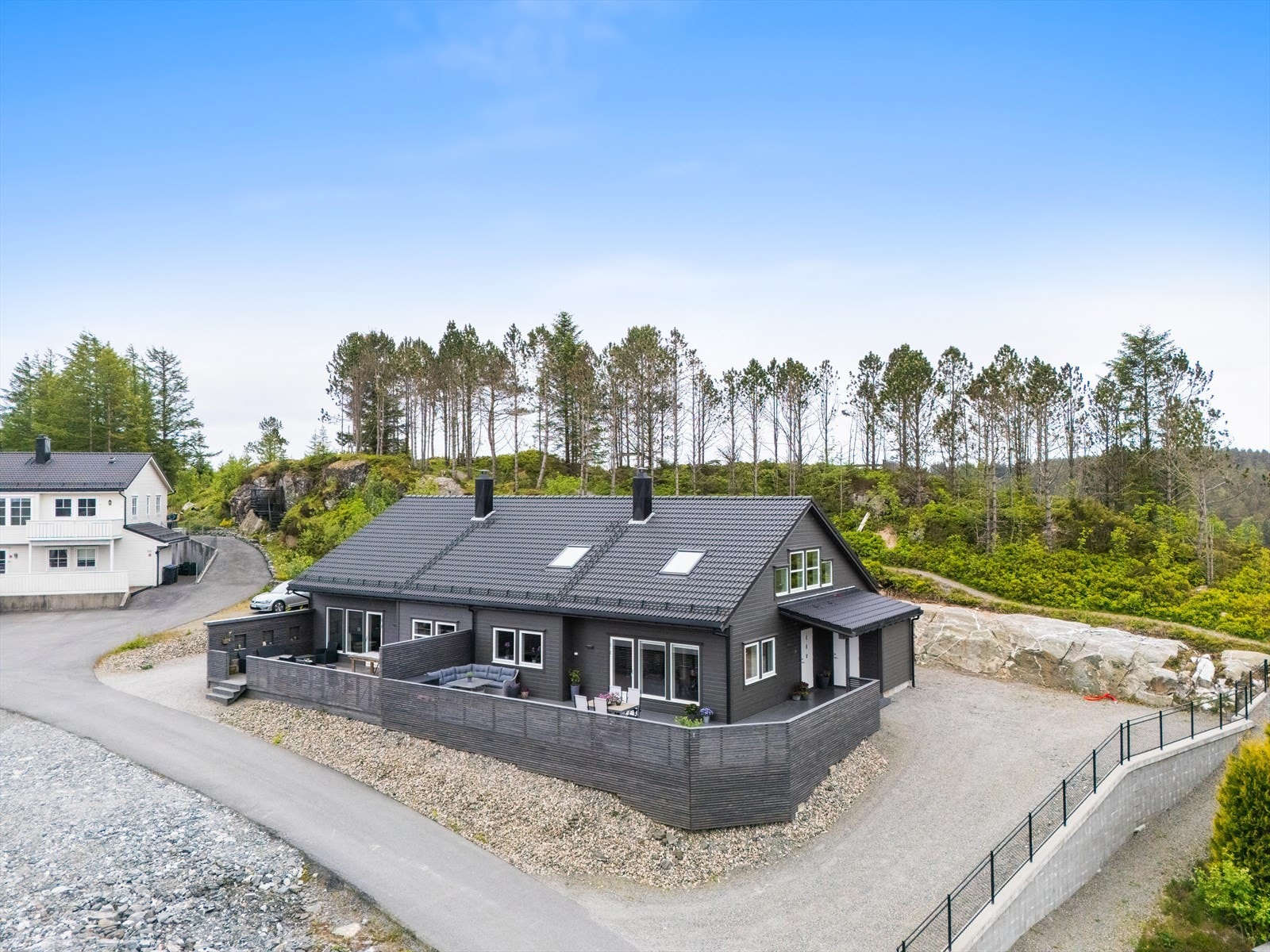 Hjertelig velkommen til visning i Arihamrane 14! Eiendommen presenteres av Eiendomsmegler Norge v/Hans Petter Midbrød. Galleribilde