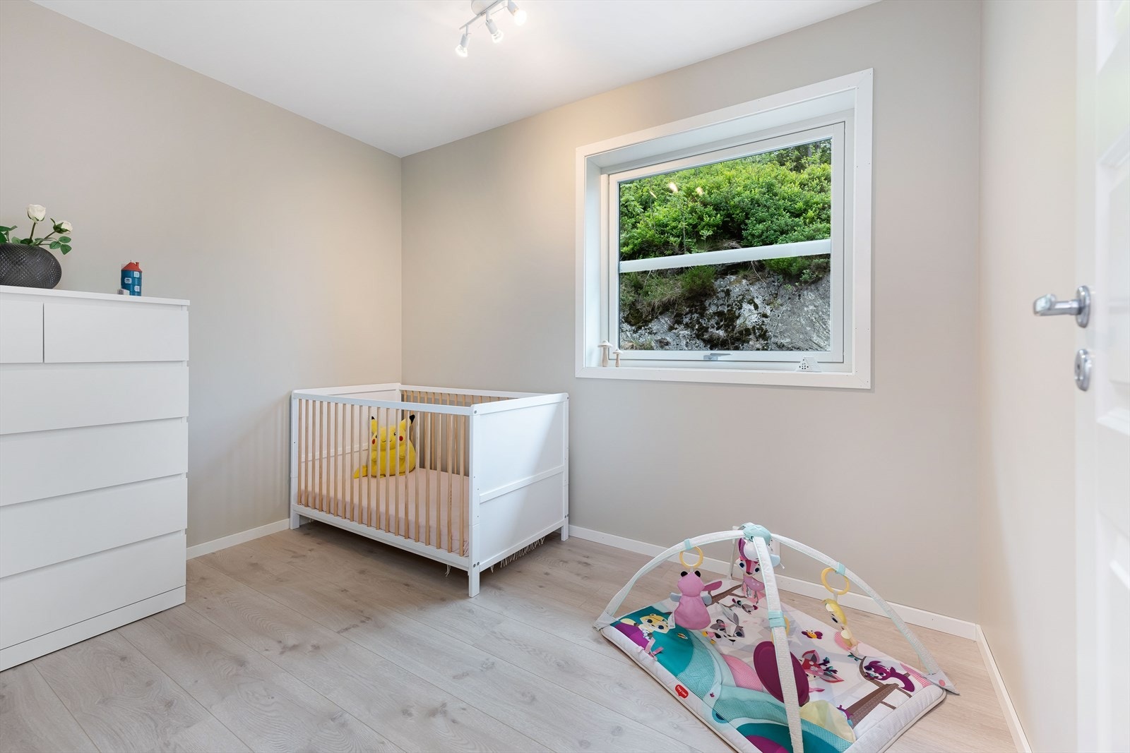 Soverom 3 i 1 etasje. Stort soverom med god plass for barnelek. Galleribilde