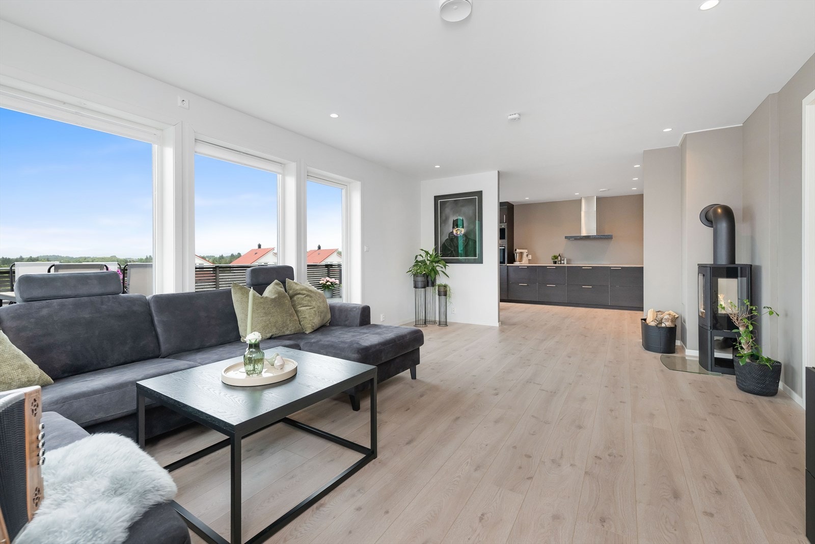 En lys og trivelig stue, med utgang til stor flott terrasse. Galleribilde