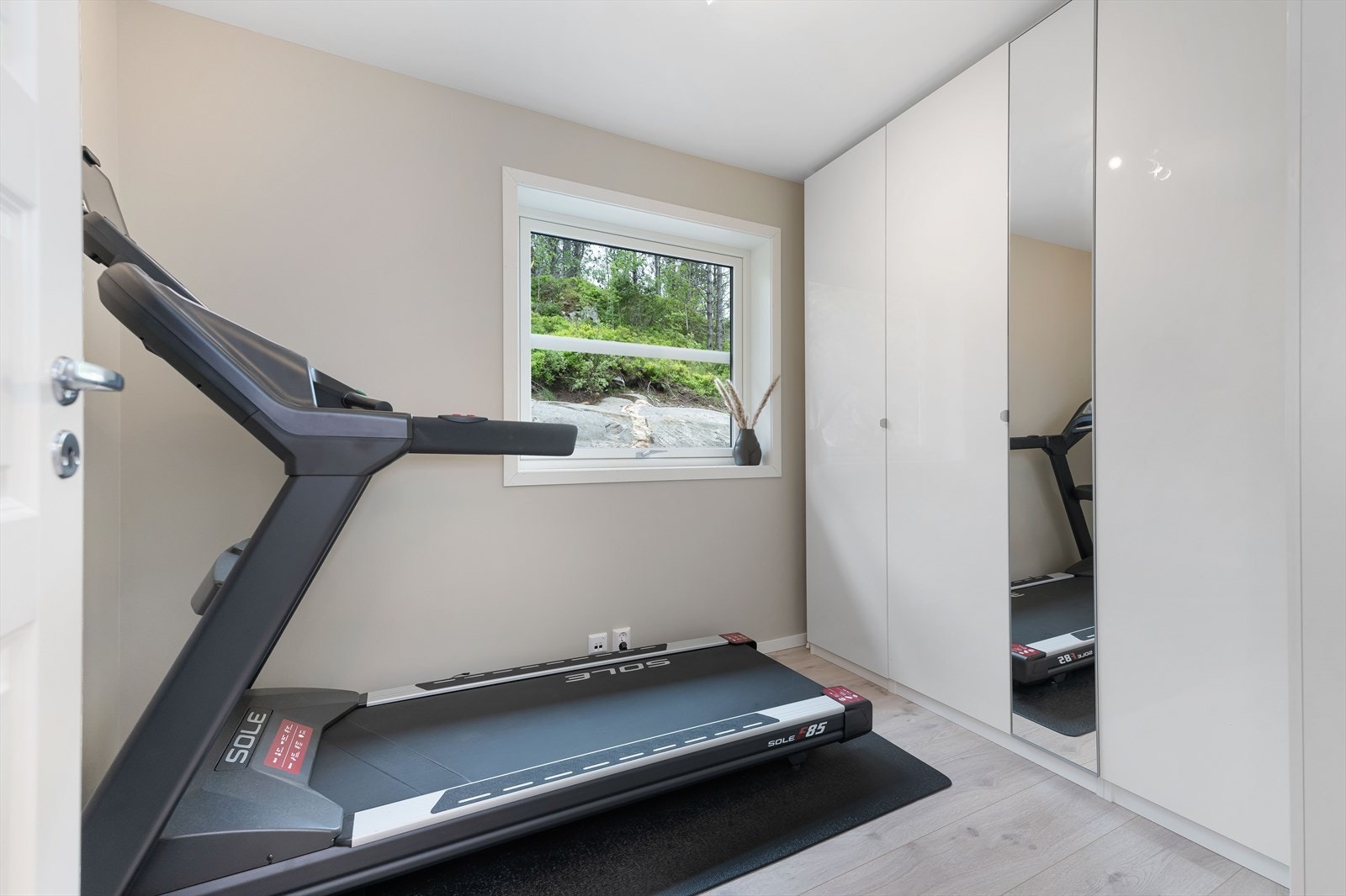 Soverom 2 i første etasje. Passer ypperlig som barnerom. Galleribilde