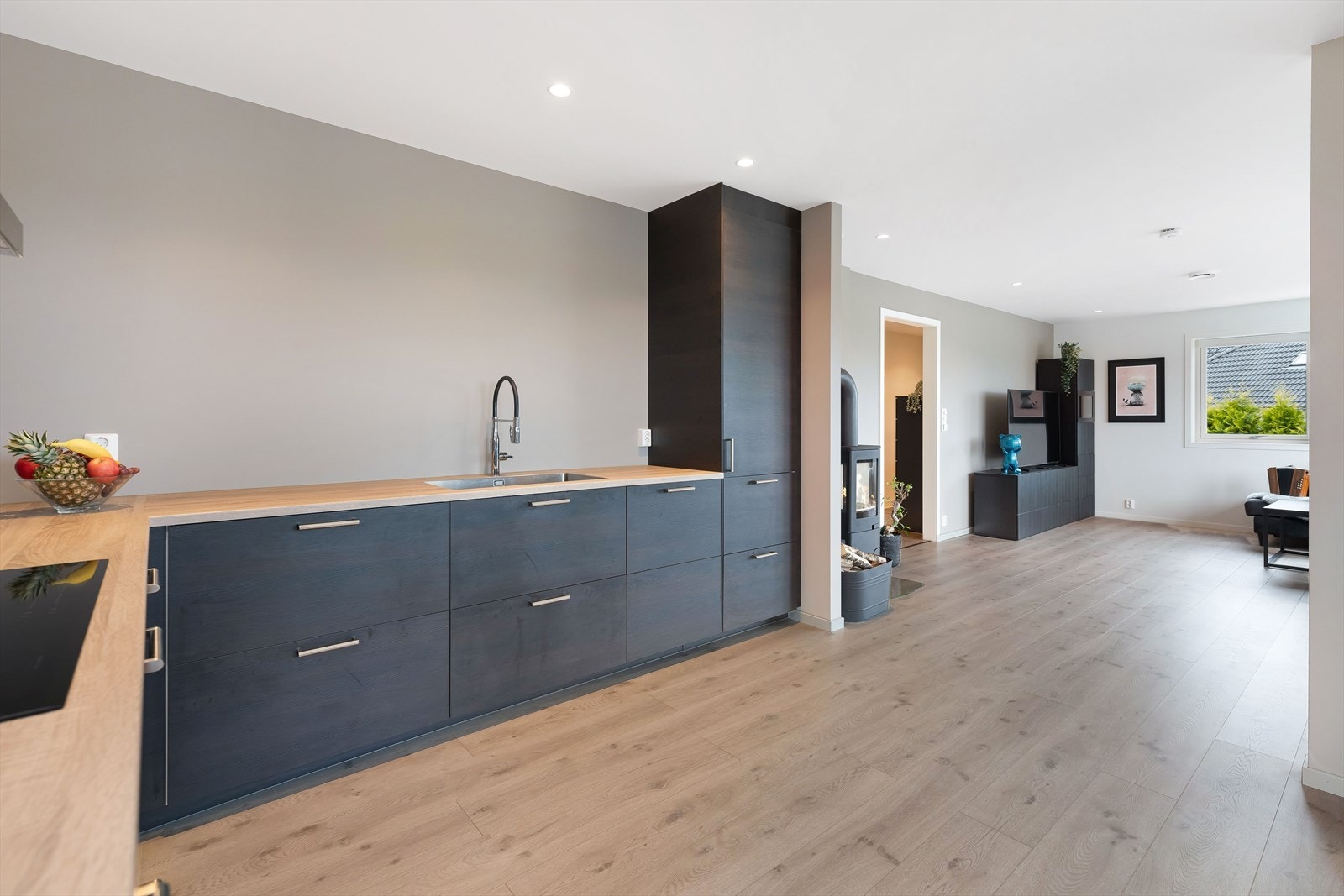 God plass for oppbevaring og arbeidsplass på benk. Galleribilde