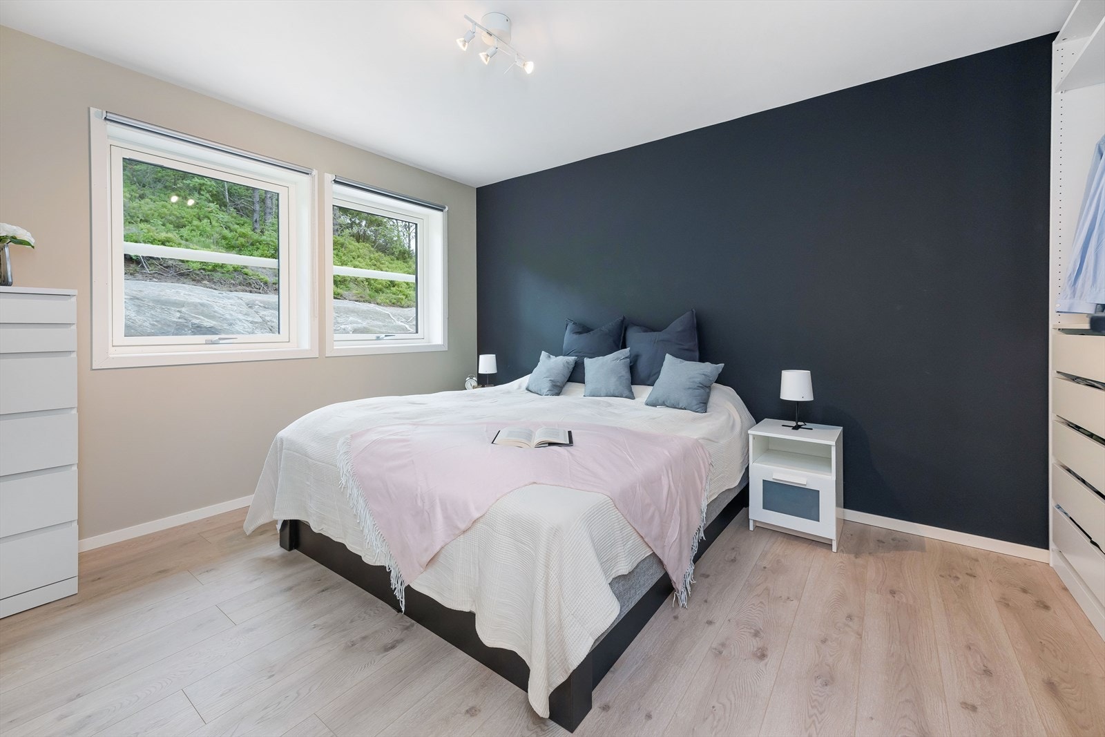 Her er det god plass for stor dobbeltseng og garderobe. Galleribilde