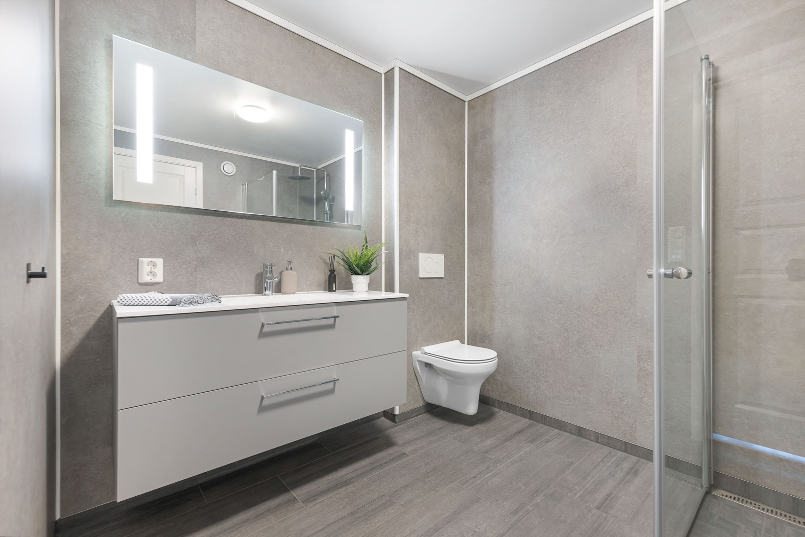 Badet i denne etasjen er også pent, med moderne innredning som: Vegghengt wc, flott servantinnredning med skuffer og dusjhjørne. Herfra er det også tilkomst til bod. Galleribilde