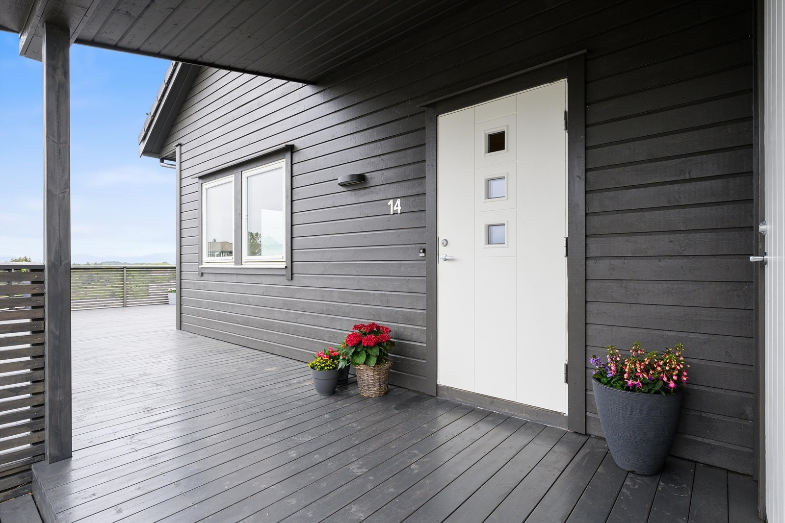 Overbygget inngangsparti med tilkomst til bod. Galleribilde