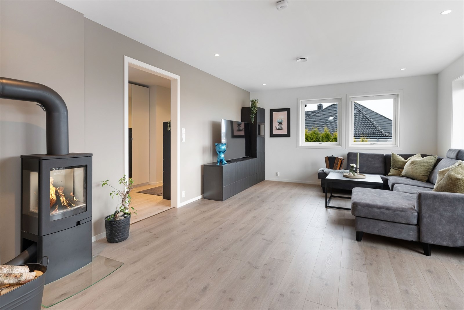 Her er det god plass for stor sittegruppe i stuen. Galleribilde