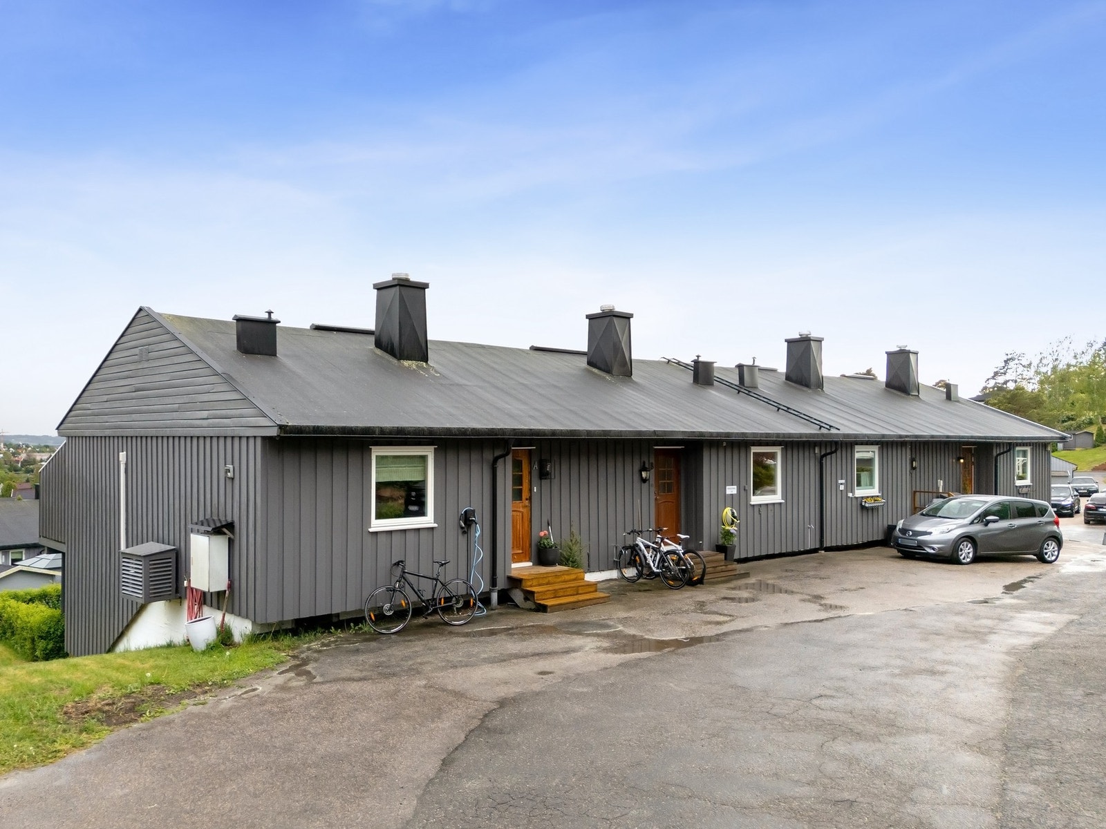 Biloppstillingsplass like utenfor. Galleribilde