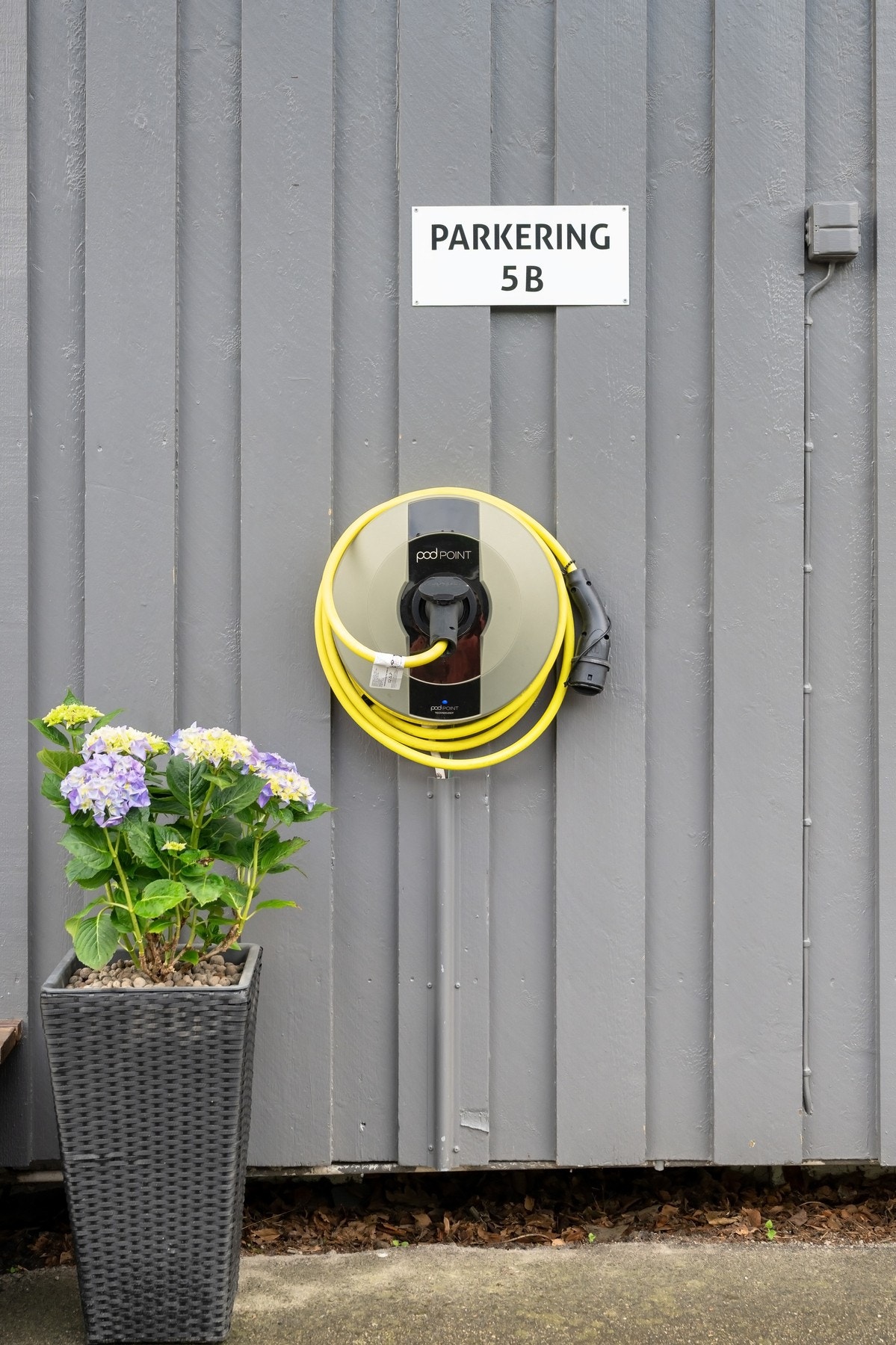 Det er montert ladeboks ved inngangspartiet. Galleribilde
