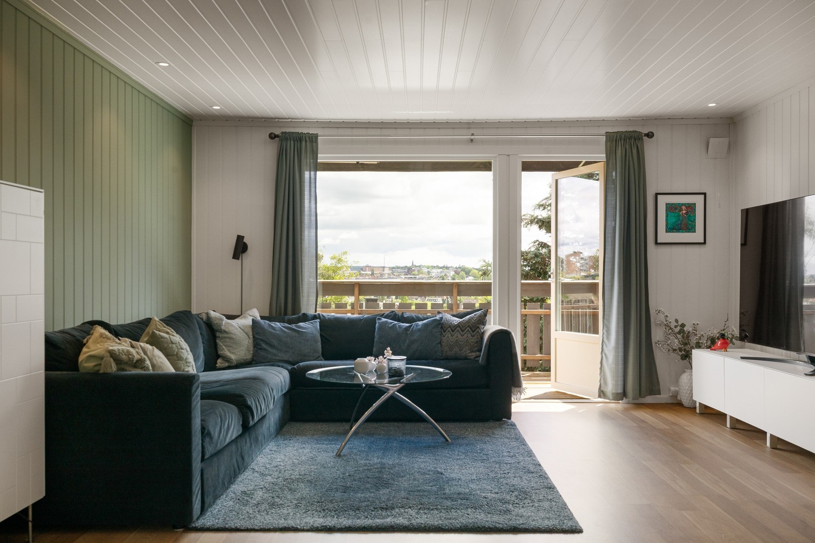 Rekkehuset innehar entré, tre soverom, stue, kjøkken, bad, vaskerom og bod. Galleribilde