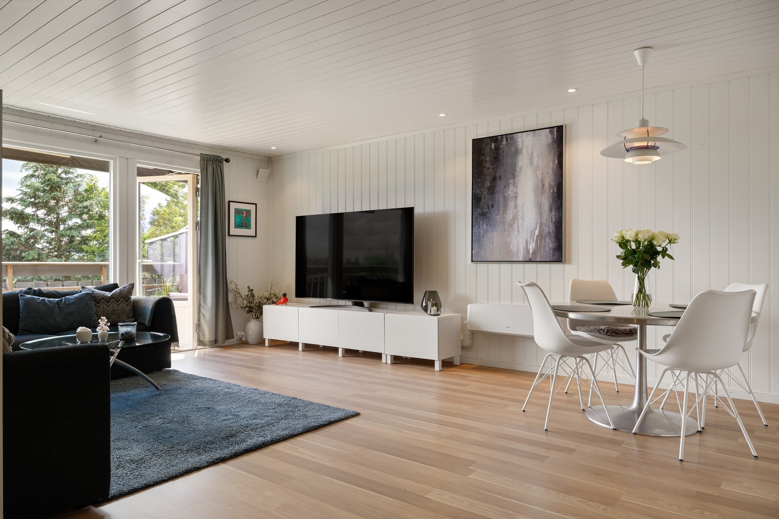 Stuen har pene og tidløse overflater. Downlights i himling enkelte steder. Galleribilde
