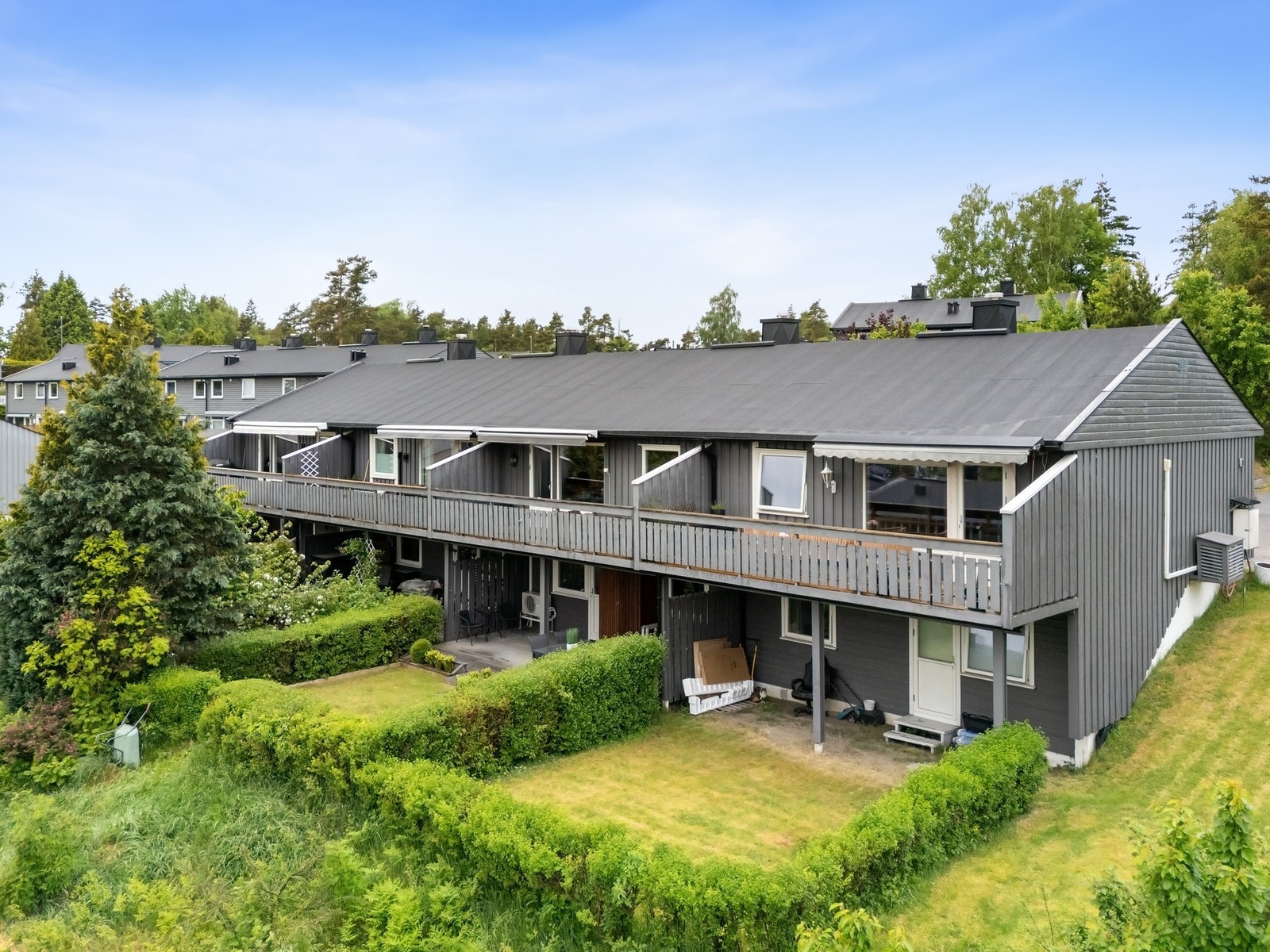 Det er felles tomt for borettslaget, men hver andelseier benytter arealet som naturlig tilhører andelen. Galleribilde