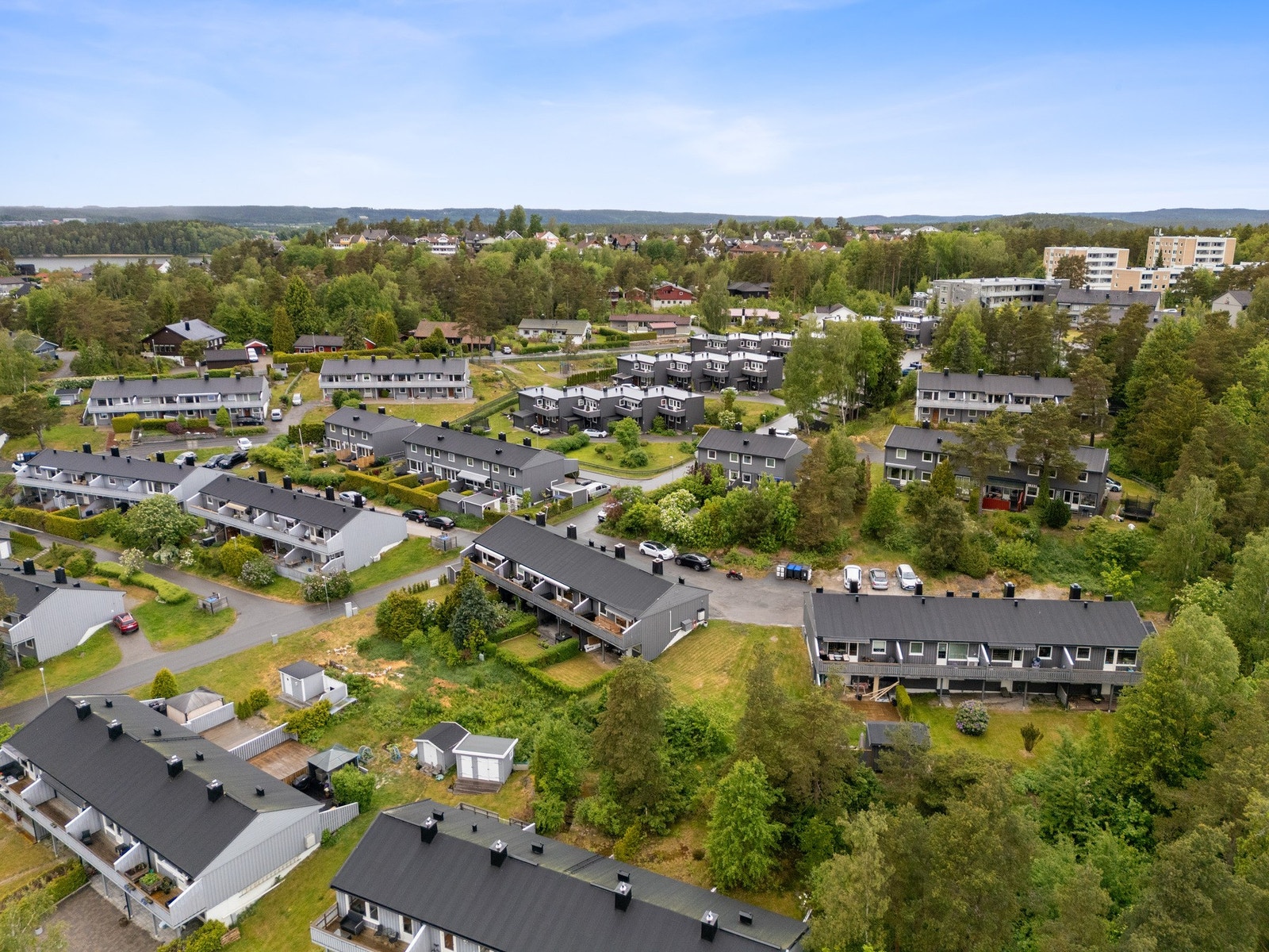 Rekkehuset ligger nord på Kurland i Sarpsborg kommune. Galleribilde