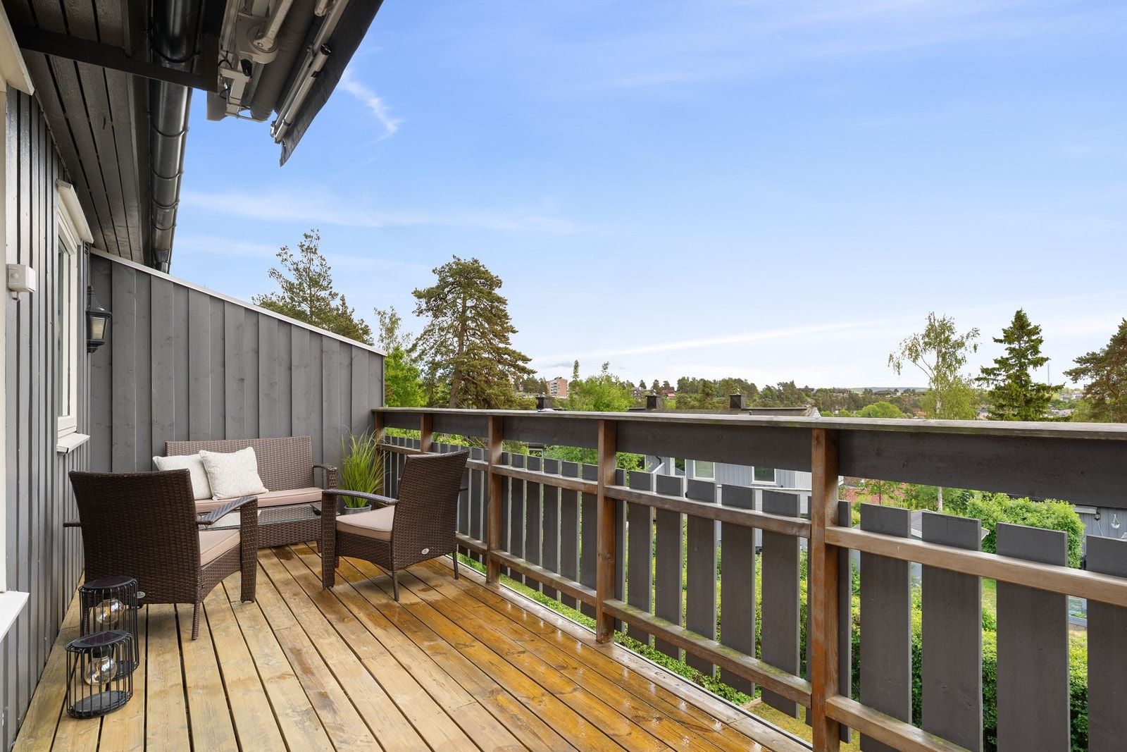 Veranda med gode solforhold og fin utsikt. Galleribilde