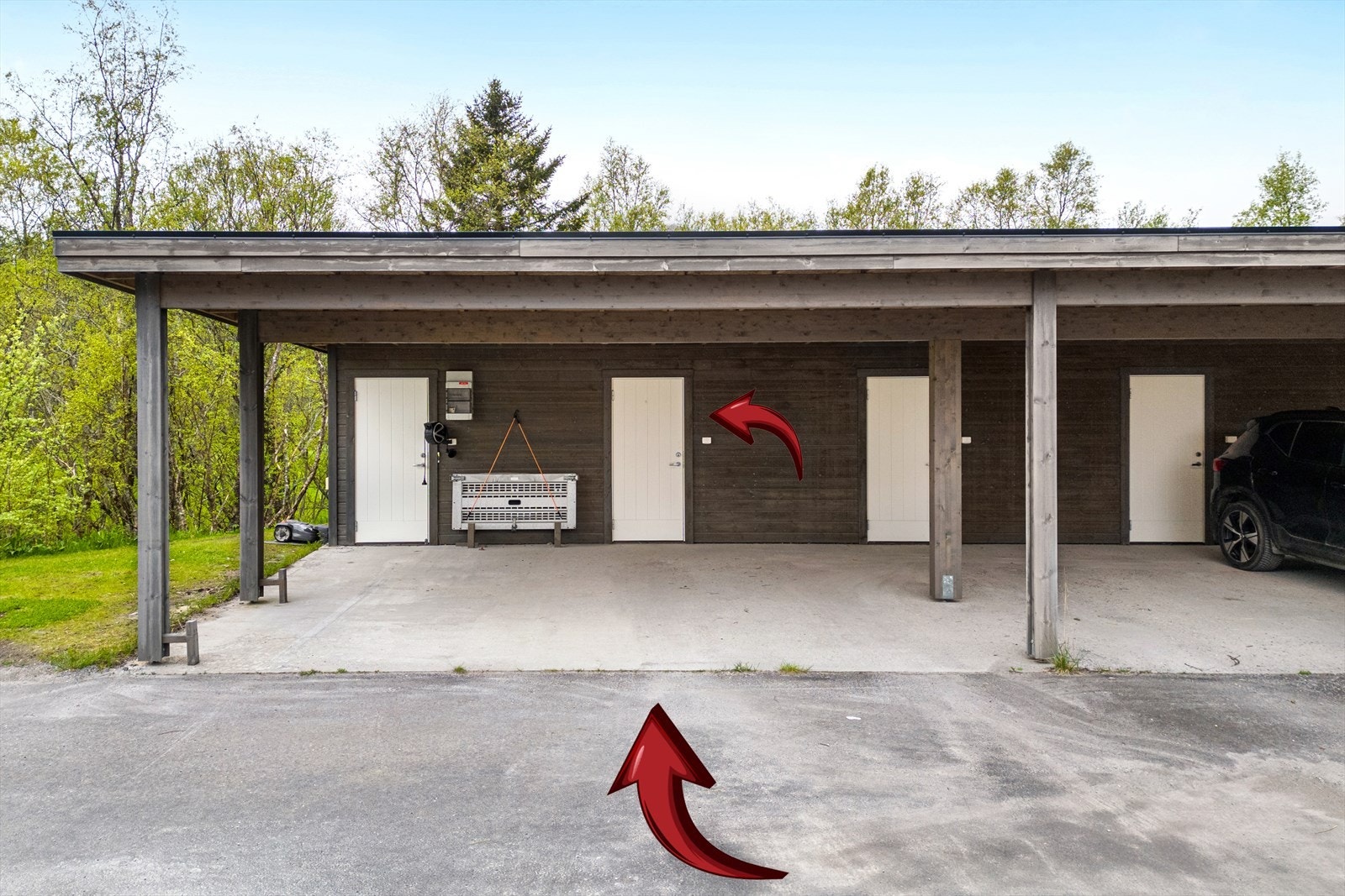 Det medfølger også carport med egen bod Galleribilde