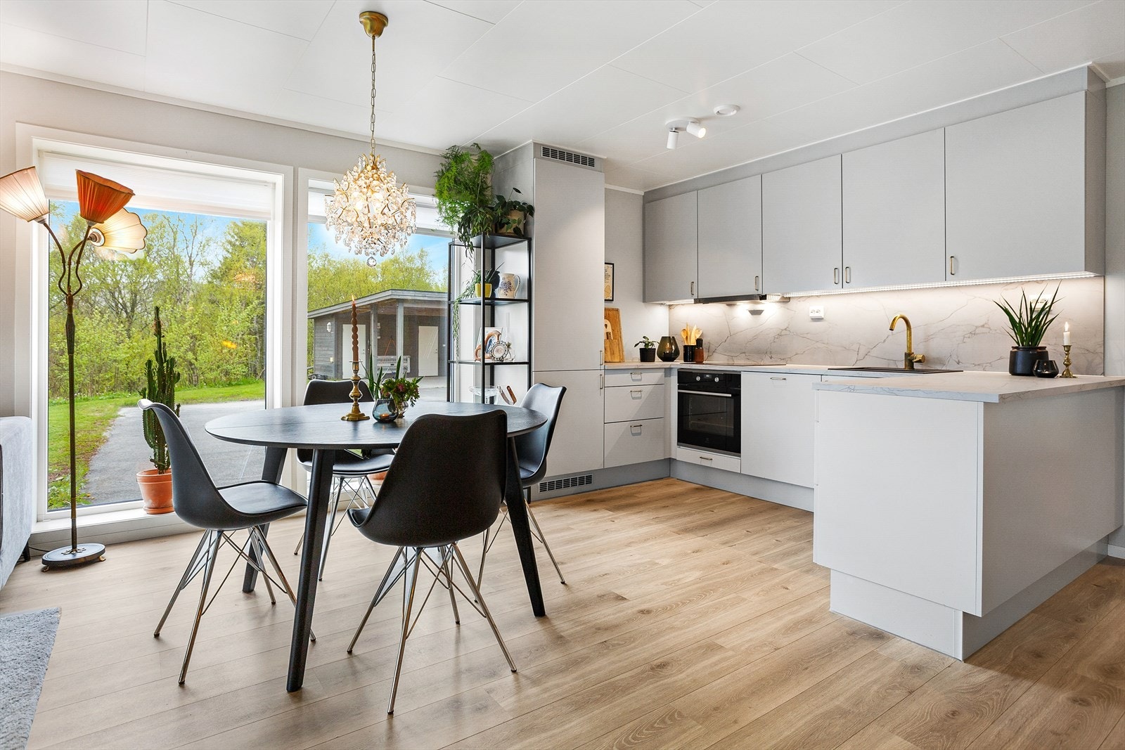 Denne leiligheten ligger på sørenden og har utsikt mot den flotte naturen utenfor Galleribilde