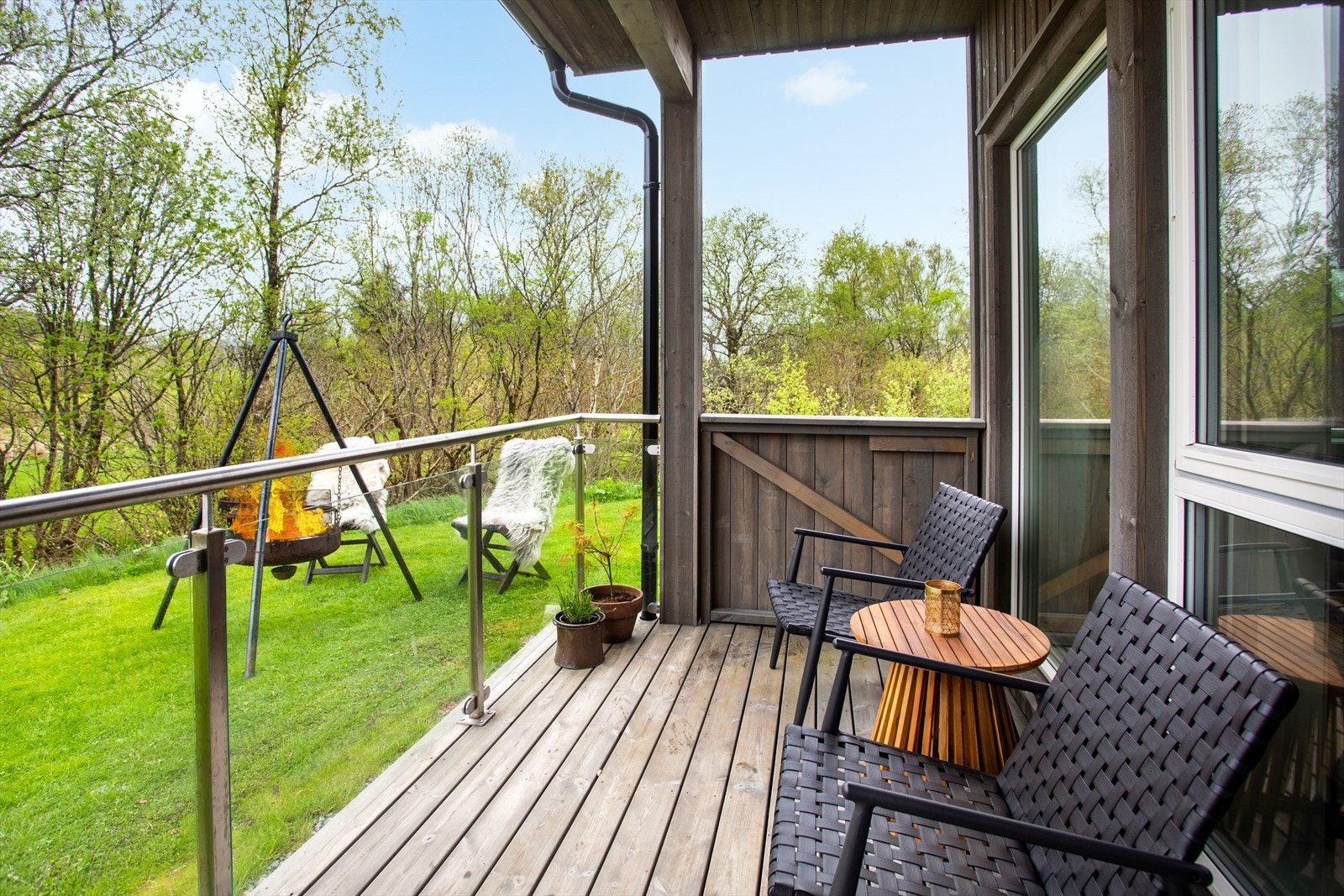 Uteplassen er viktig å få med seg, her er det fine forhold for utested, og med port mellom terrasse og plen er det fin avskjerming mellom Galleribilde
