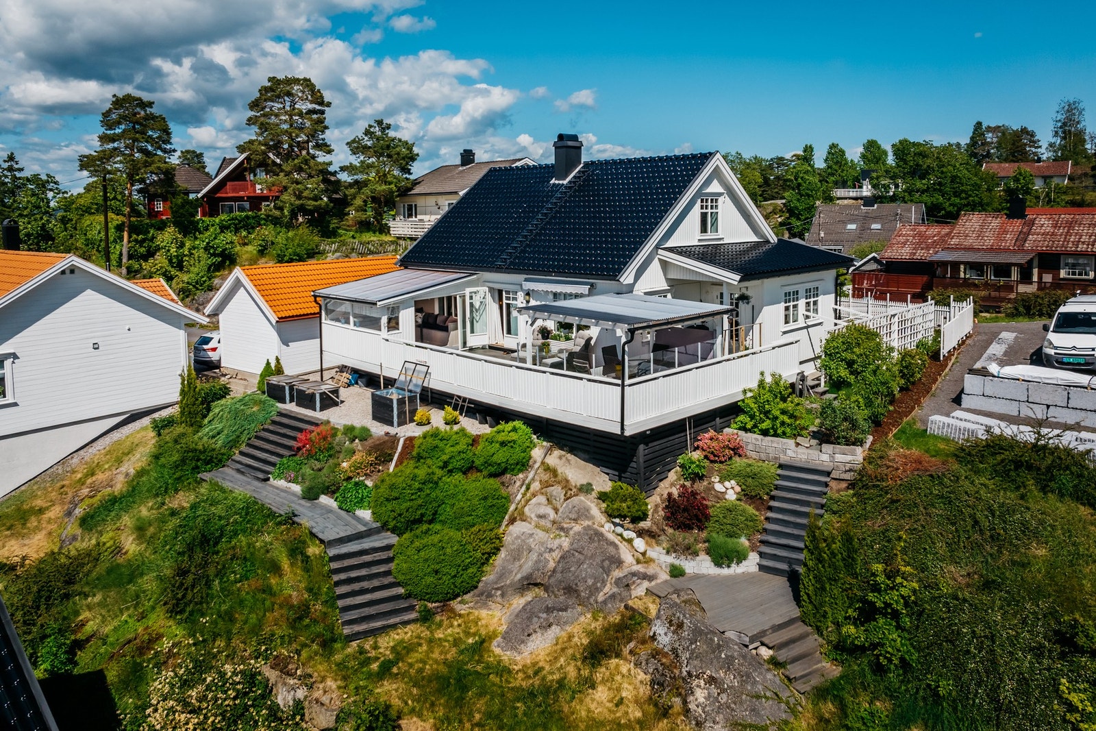 Huset ble tilnærmet totalrenovert i 2008. Her det meget fine uteområder, utestue, utsikt og nydelige solforhold blant annet. Galleribilde