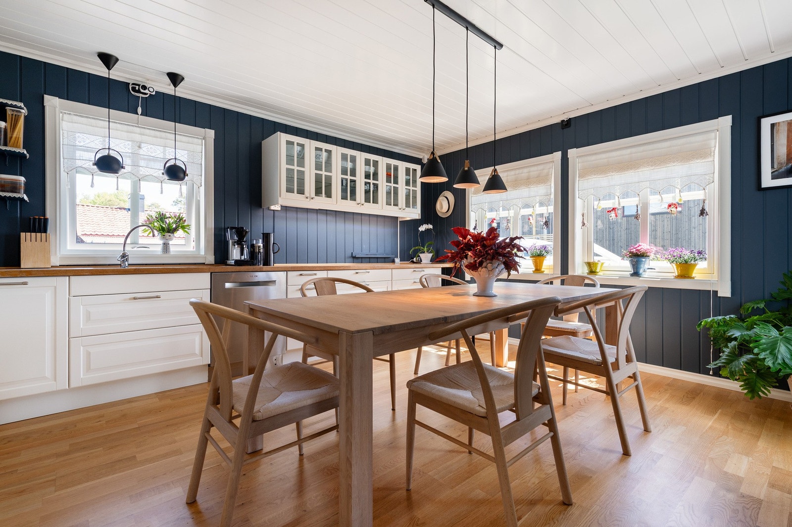Dette er husets fantastiske kjøkken! Her har du god arbeidsplass, godt med skapplass og du har plass til langbord. Galleribilde