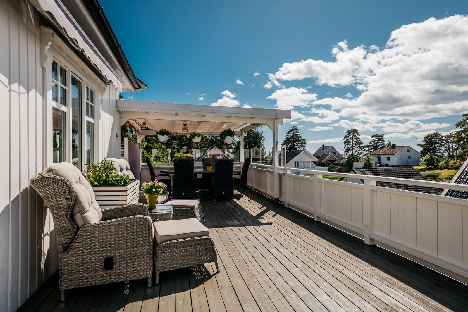 I denne solveggen blir du neppe lei av å sitte. Her har du sol fra tidlig formiddag til sen kveld. Galleribilde