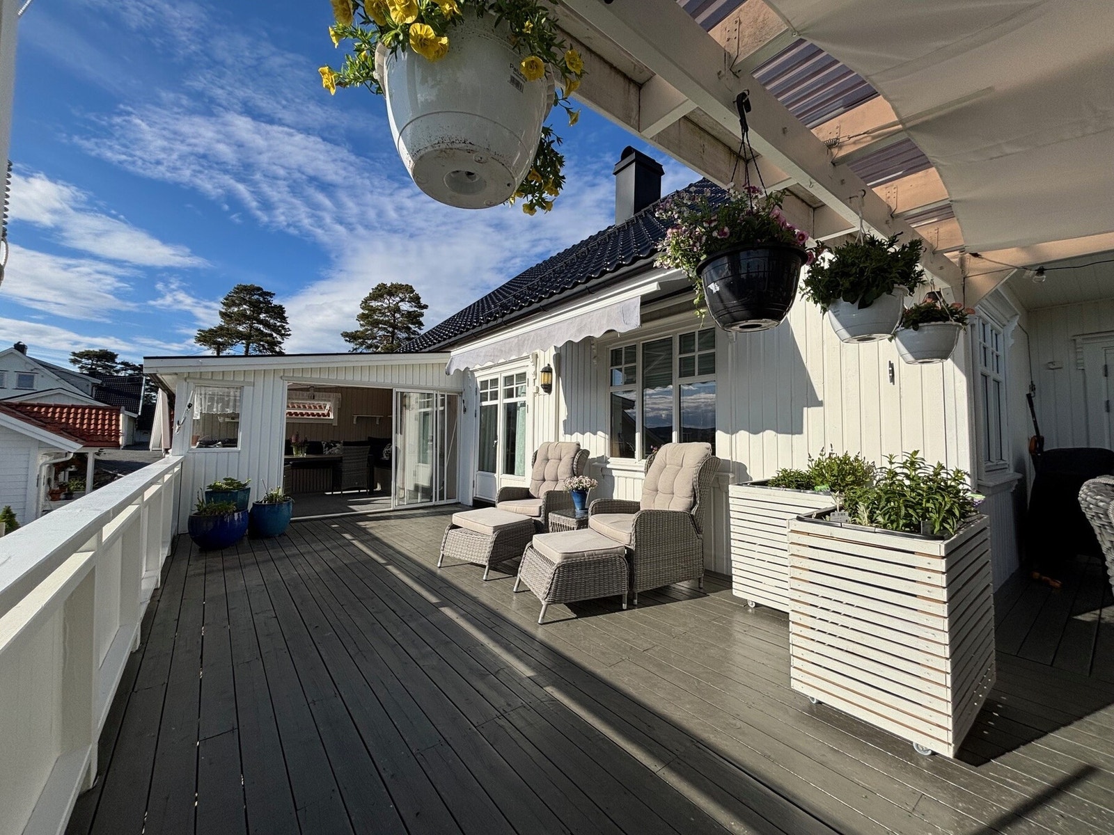 Stor vestvendt solterrasse Galleribilde