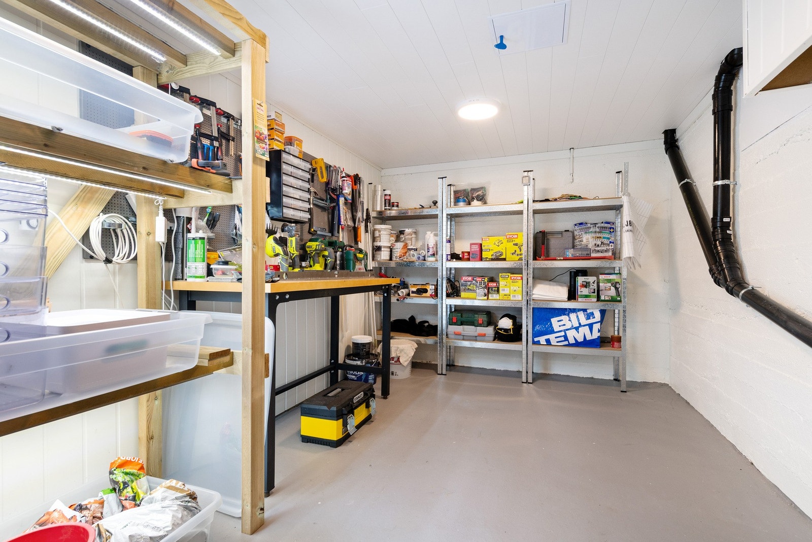 Omtrent hele kjelleren fremstår som på dette bildet. Det er gjort til en trivelig og svært anvendelig kjeller med plass for vaskerom, oppbevaring m.m. Galleribilde