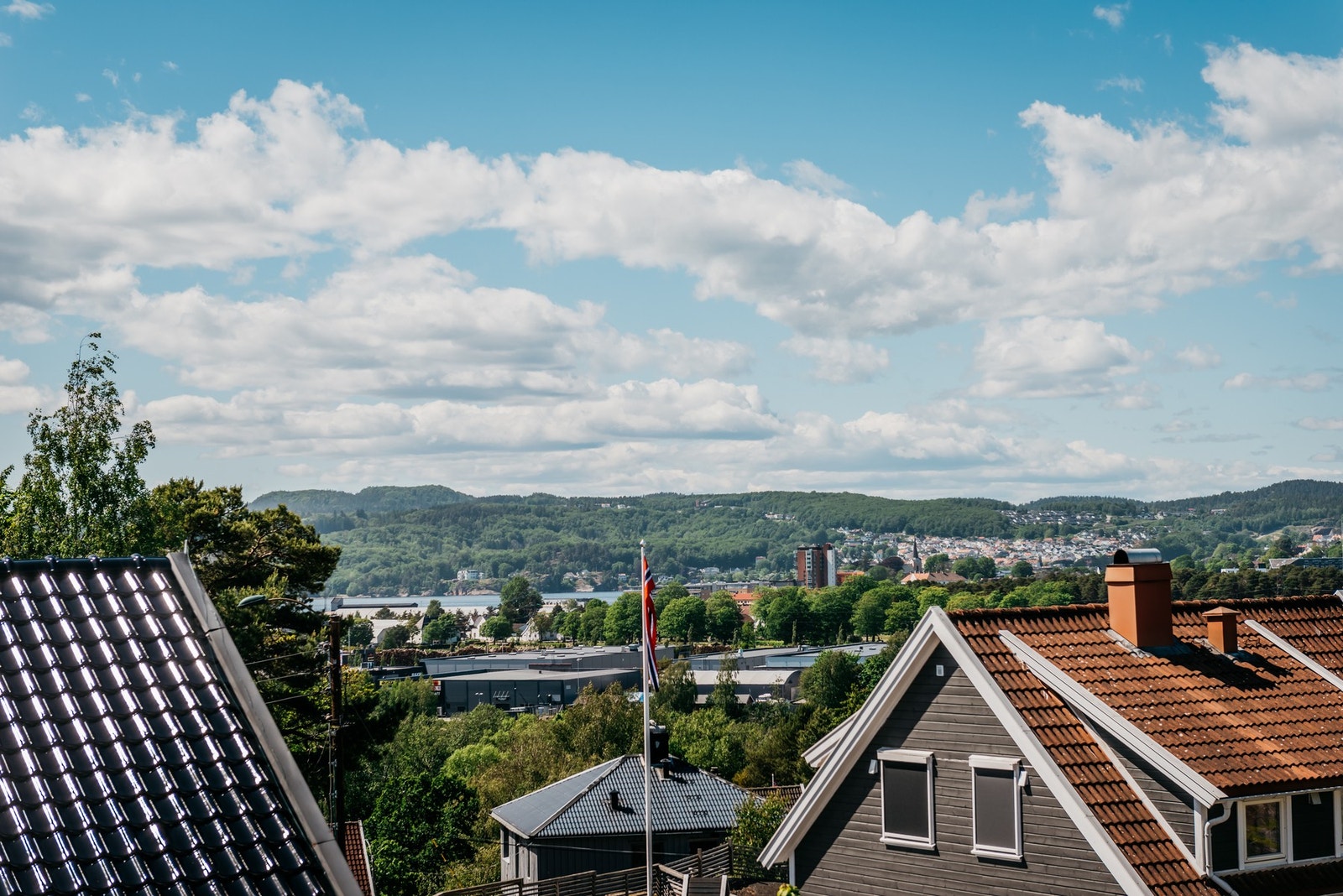 Fra verandaen ser vi inn mot buen, Langestrand, Veldre, Farrisbrua, Bøkeskogen og Byskogen m.m. Galleribilde