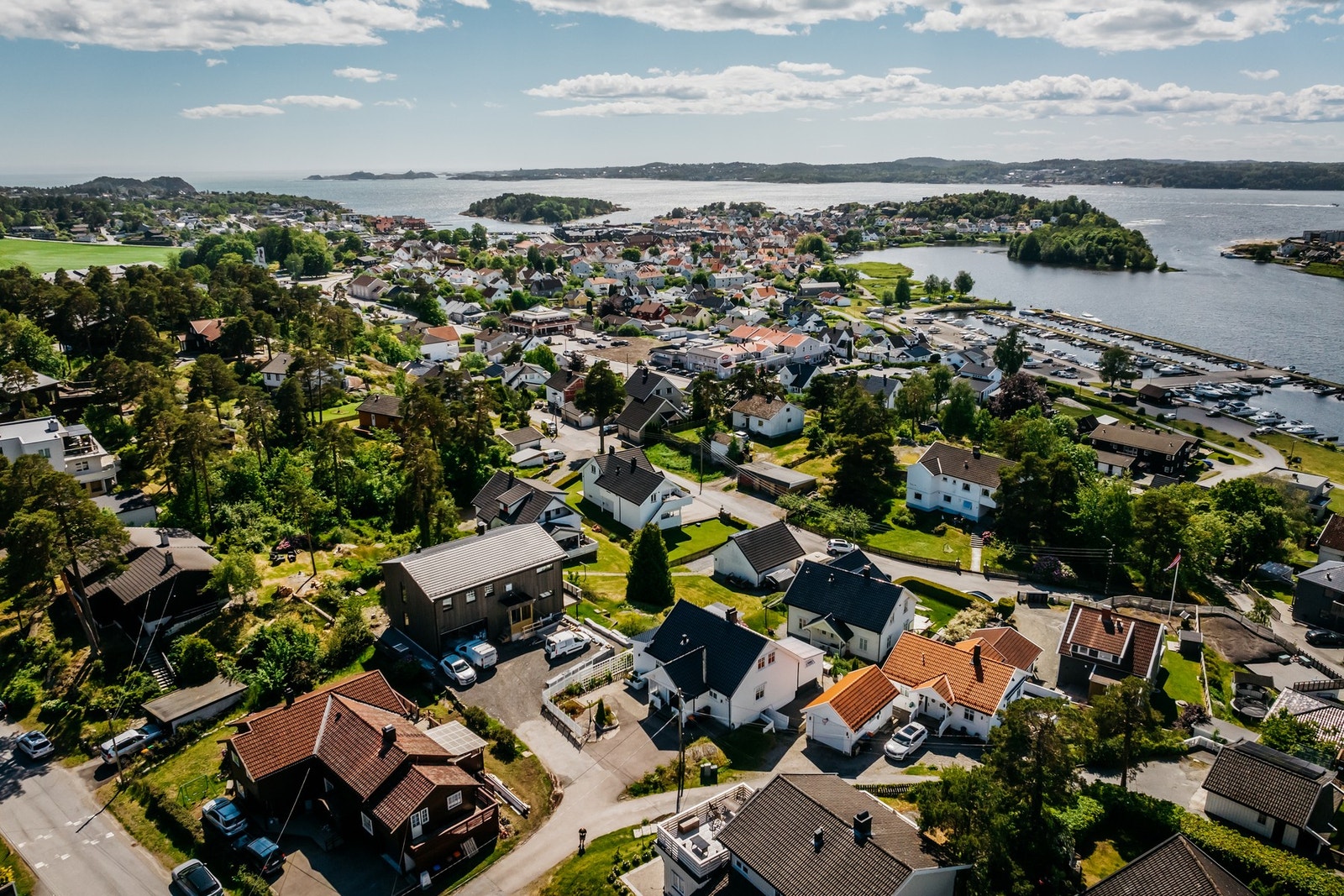 Fra eiendommen er det kort vei til sjøen, butikker, turområder, skoler m.m. Galleribilde