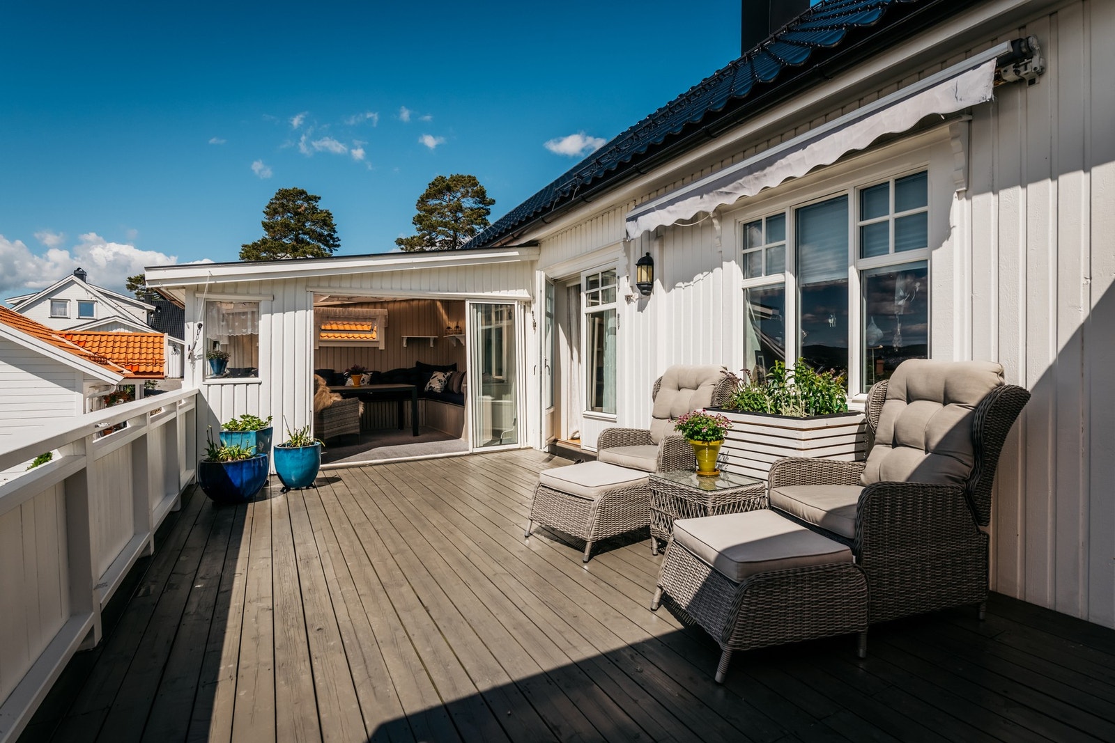 Stor terrasse med en nydelig utestue. Galleribilde