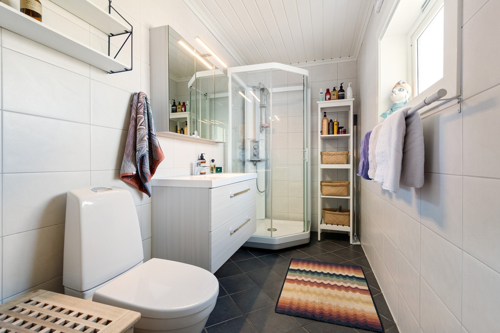 Husets baderom med fliser på vegg og gulv. Galleribilde