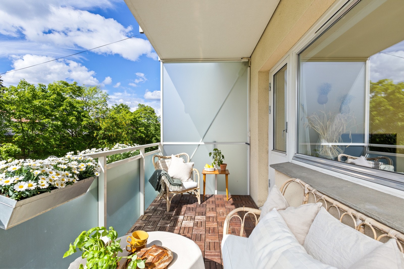 Balkongen har godt med plass til grill, utemøblement og beplantning. På balkongen kan du nyte frodig utsyn på vår- og sommerhalvåret! Galleribilde