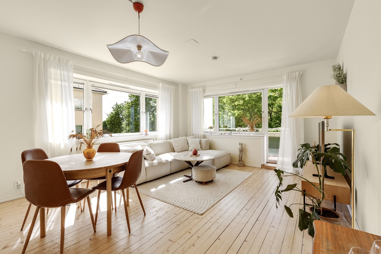 Hjørneleiligheten har en god intern beliggenhet med vindusflater på tre av sidene som sørger for flotte innvendige lysforhold. Galleribilde