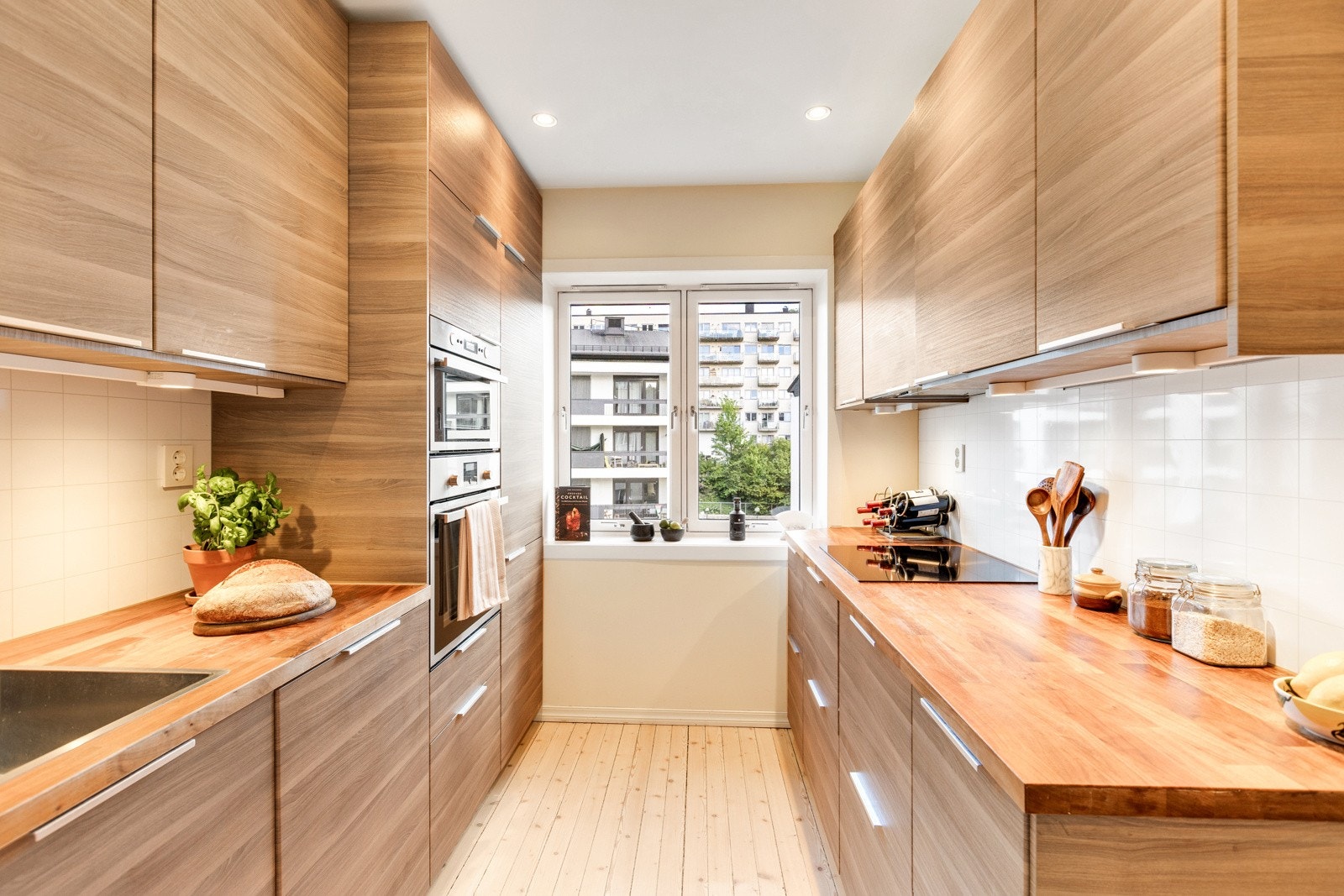 Kjøkkenet har god standard med kjøkkeninnredning fra 2016 og induksjonstopp byttet i 2024. Galleribilde