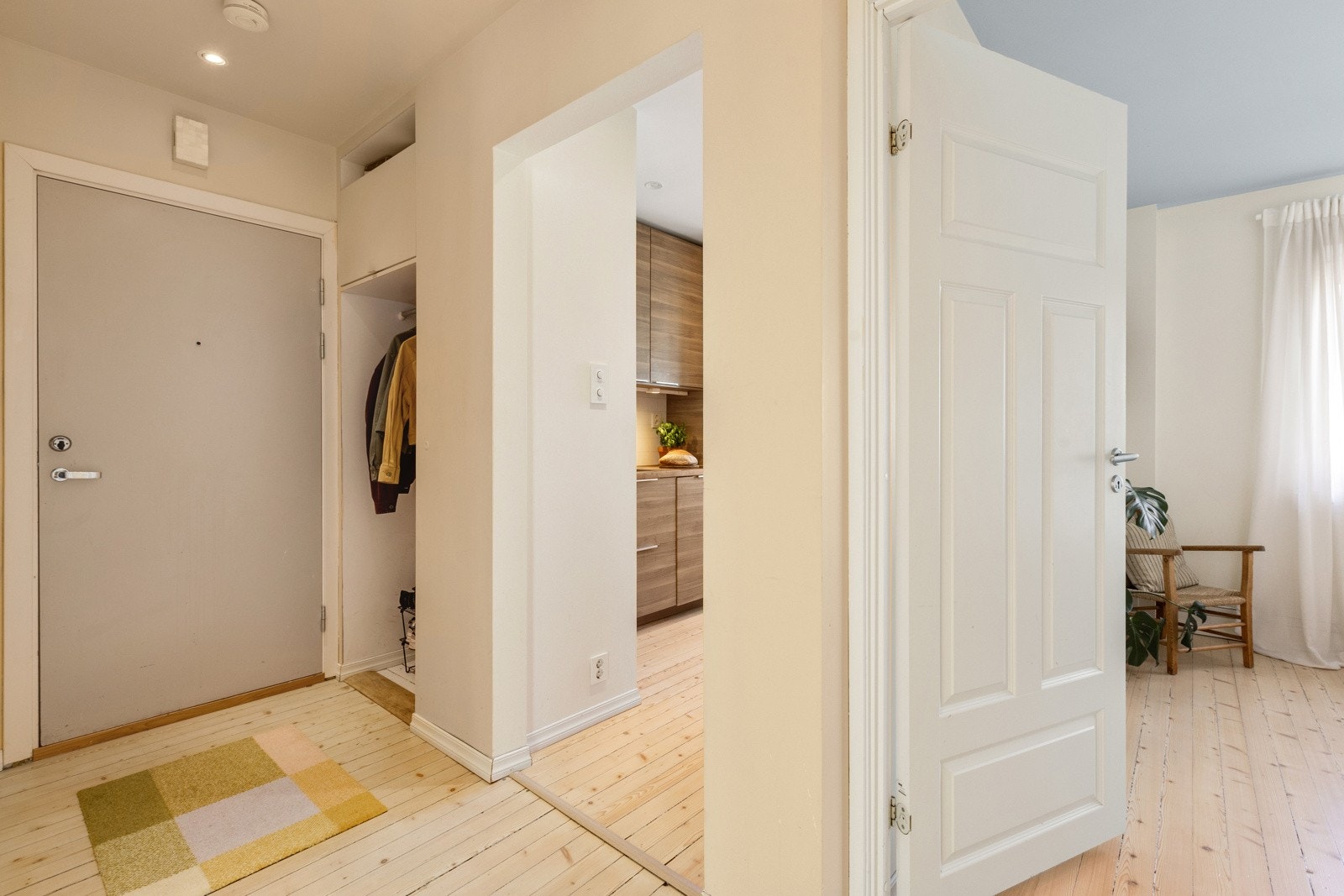 Det er oppbevaringsplass i romslig nisje til sko og jakker, samt ytterligere plass til oppheng og kommode ved behov. Galleribilde