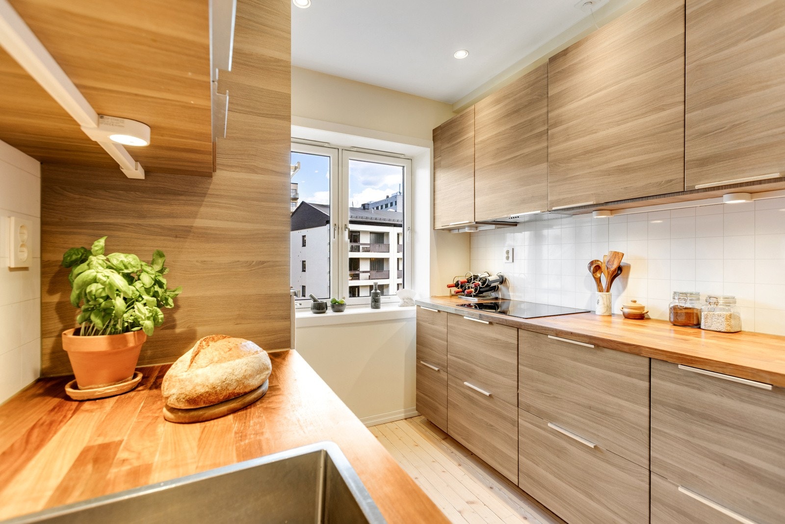 Av integrerte hvitevarer finner du induksjon platetopp, ovn, mikro, kjøl/frys og oppvaskmaskin. Galleribilde