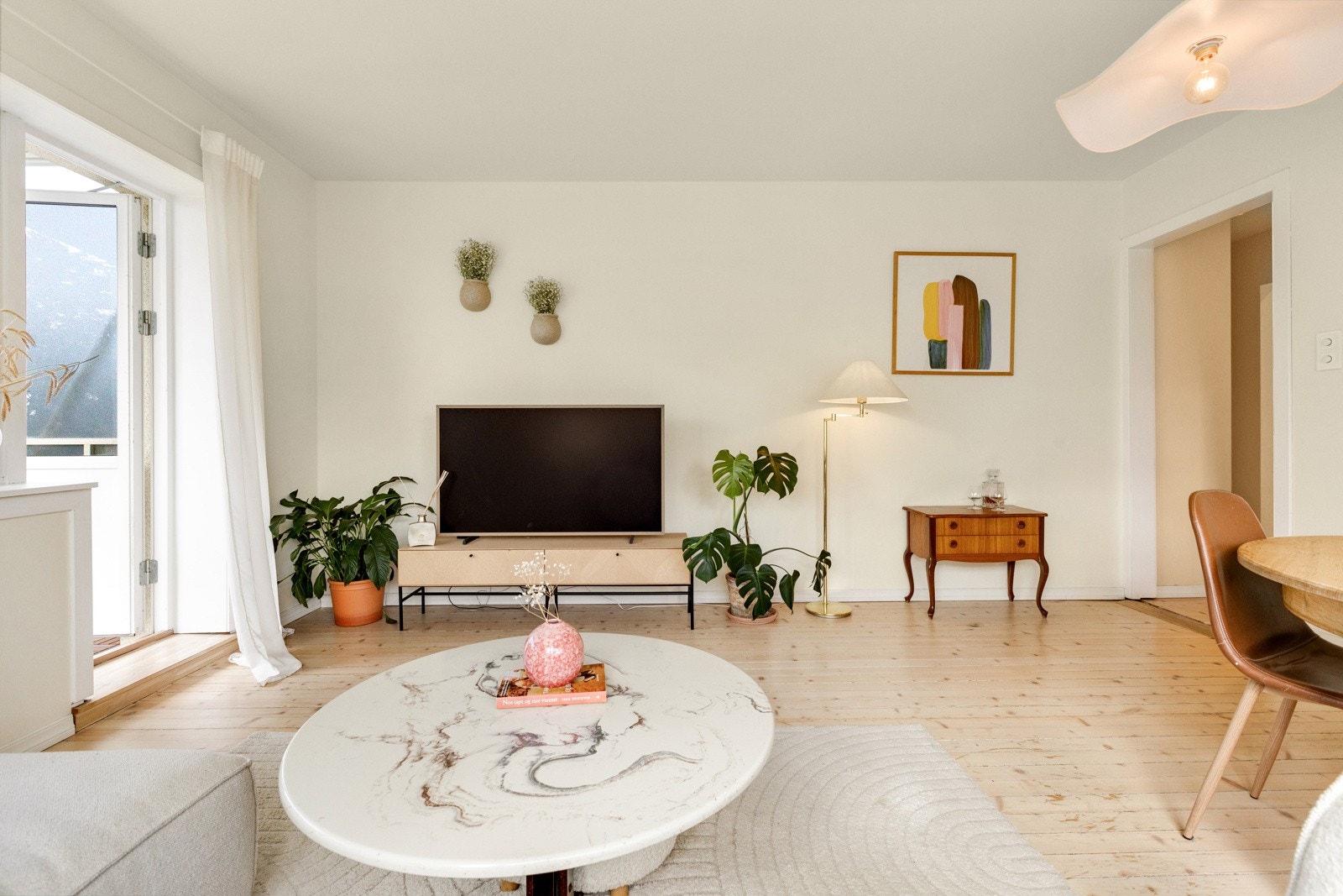 Leiligheten holdes god og lun på vinterstid med fjernvarme til radiatorer. Galleribilde