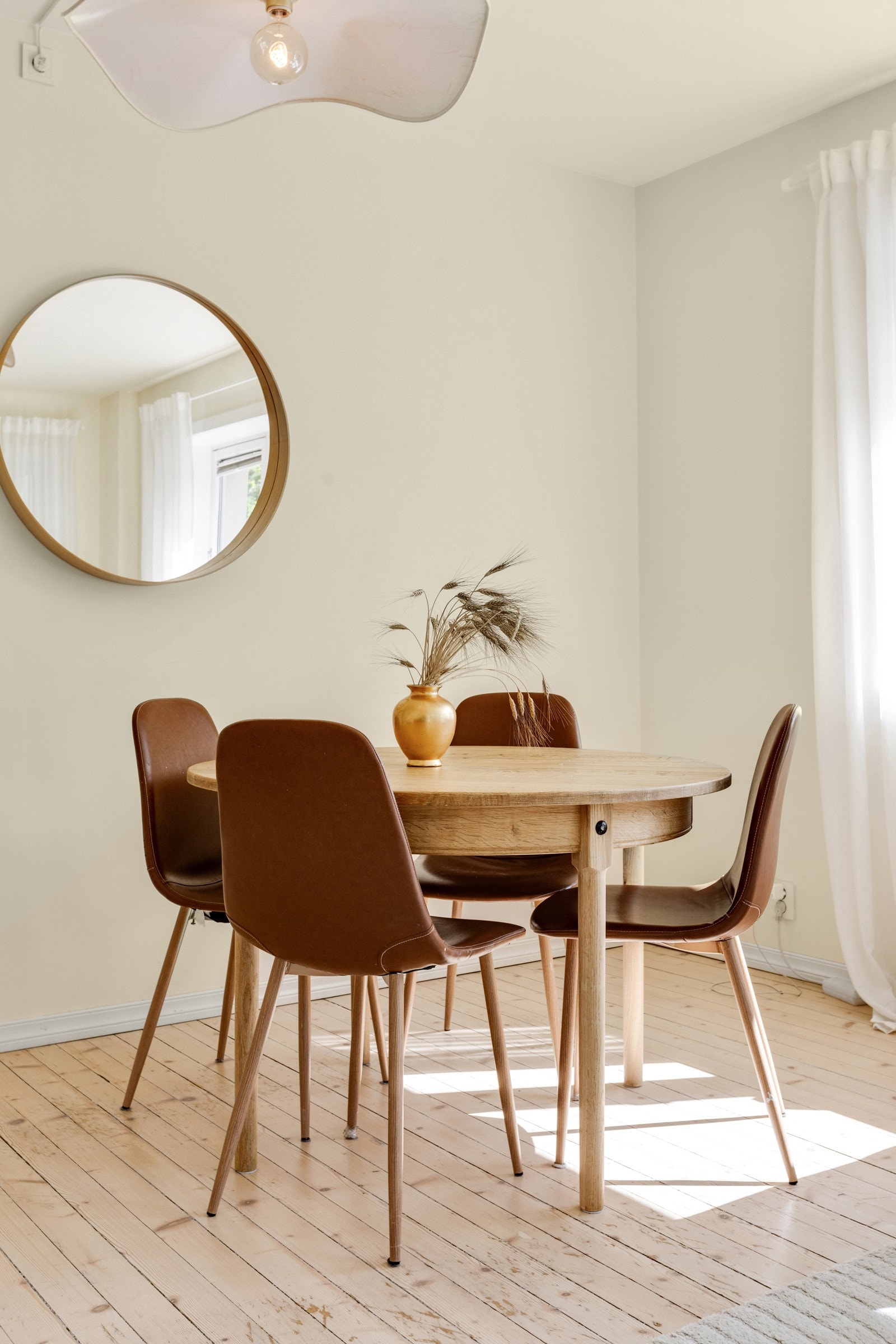 I stuen er det godt med plass til et romslig spisebord. Galleribilde