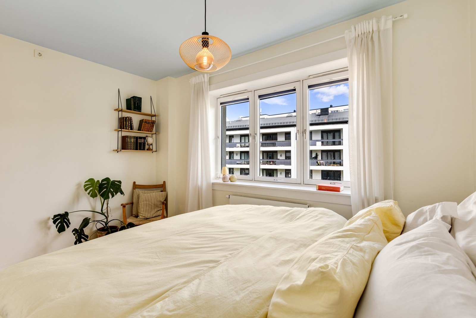 Leiligheten har et lyst og romslig soverom med god plass til dobbeltseng, tilhørende nattbord og stort garderobeskap. Galleribilde