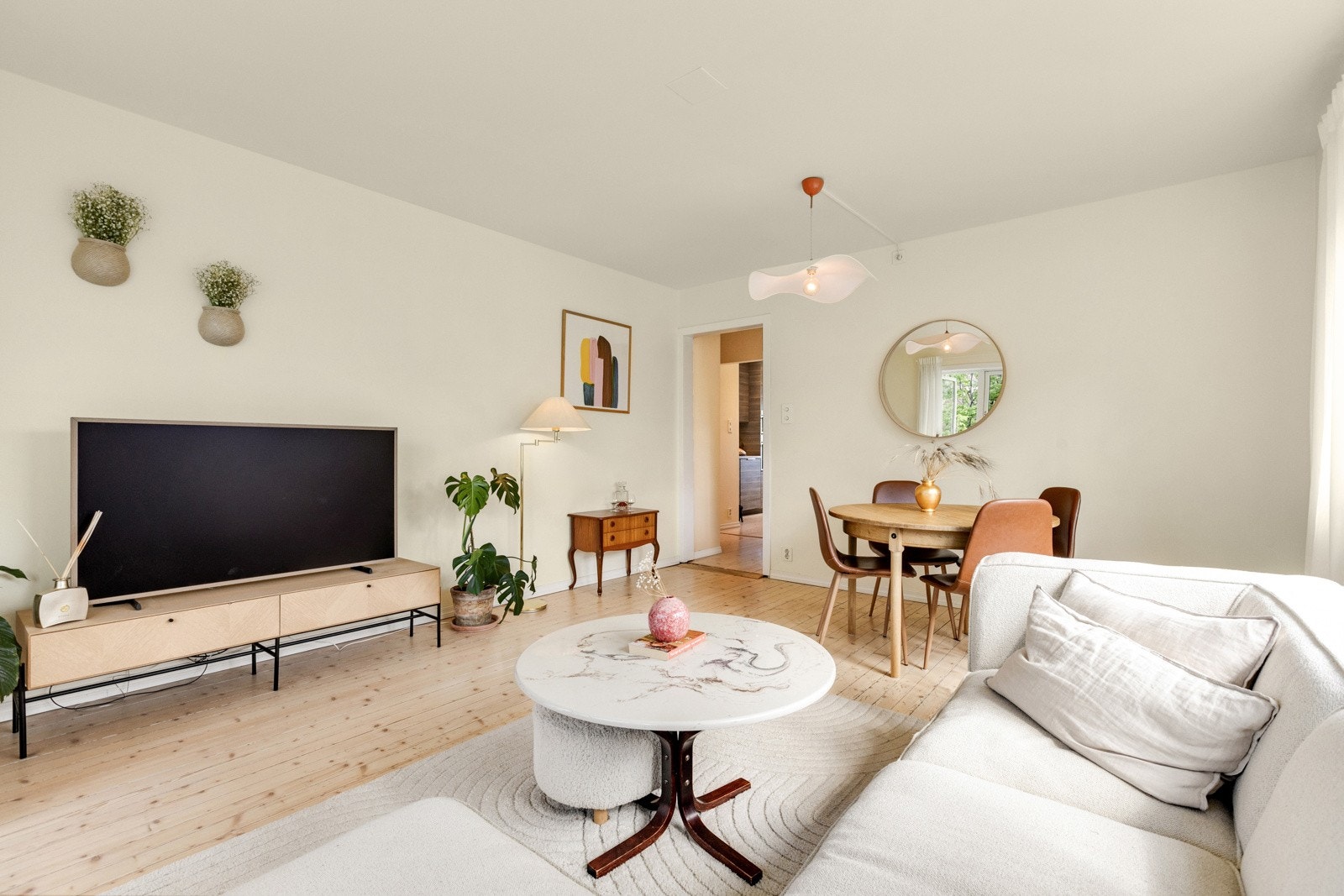 Både oppvarming med fjernvarme og varmtvann er inkludert i felleskostnadene. Galleribilde