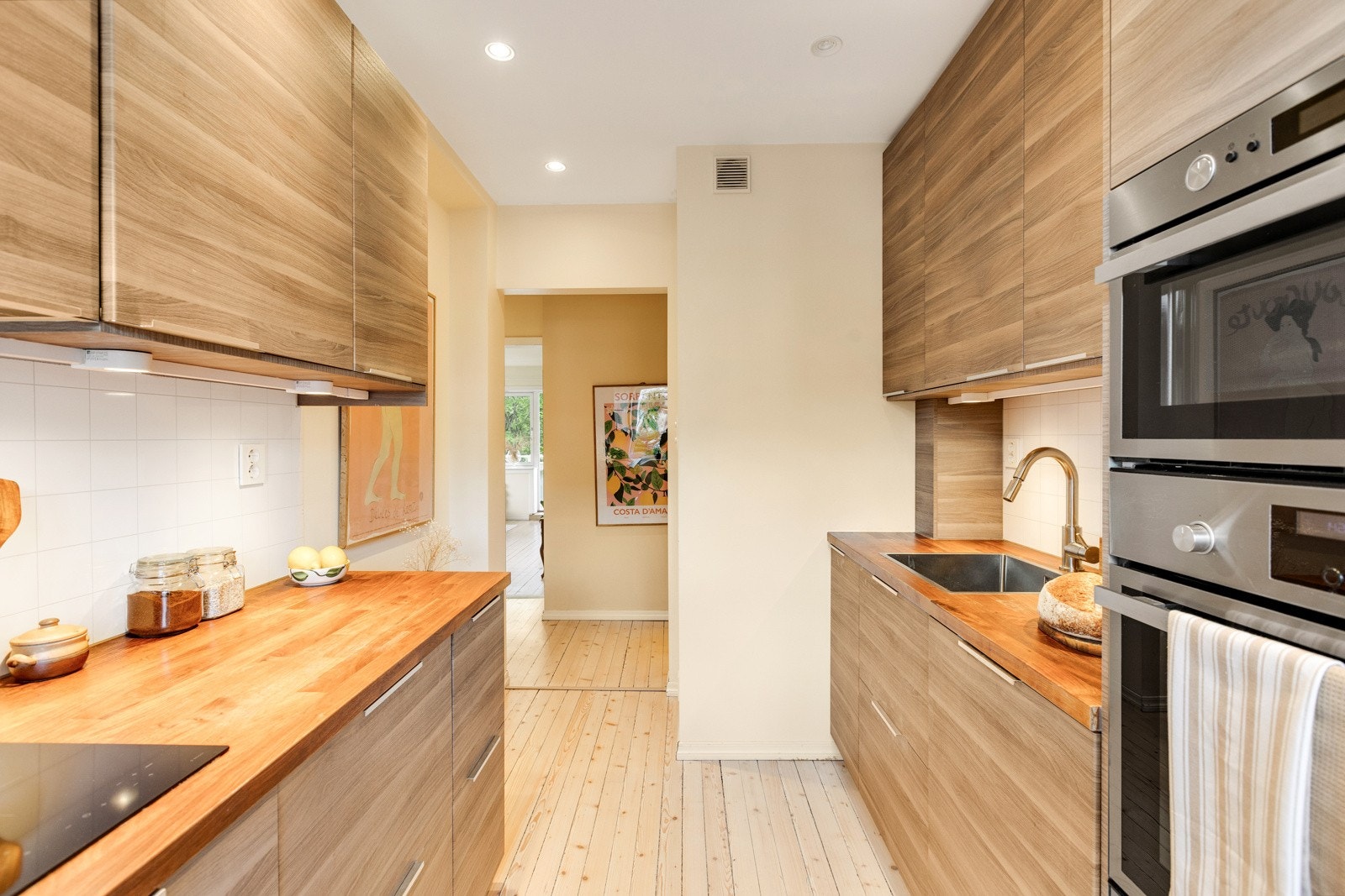 Samtlige rom i leiligheten ble malt i 2024. I tillegg ble alle vinduskarmer pusset og malt i 2025. Galleribilde