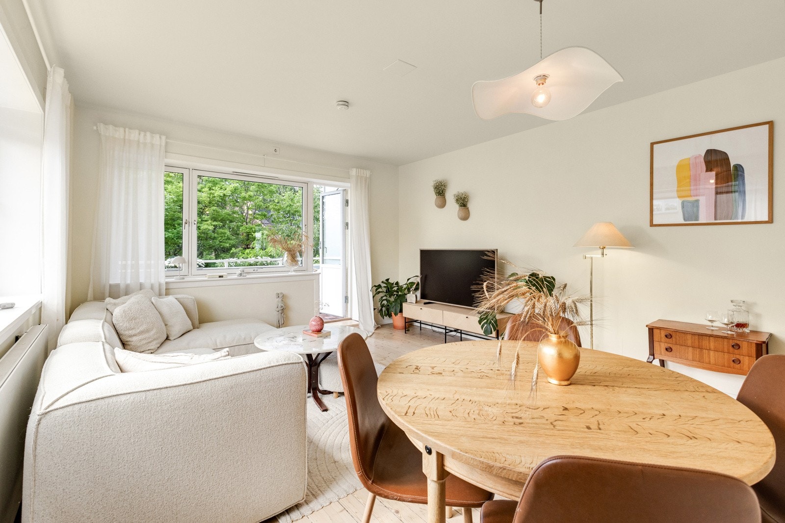 Stuen holder en god standard med glatte lysmalte overflater på vegger og tregulv som ble slipt og lakkert i 2019. Galleribilde