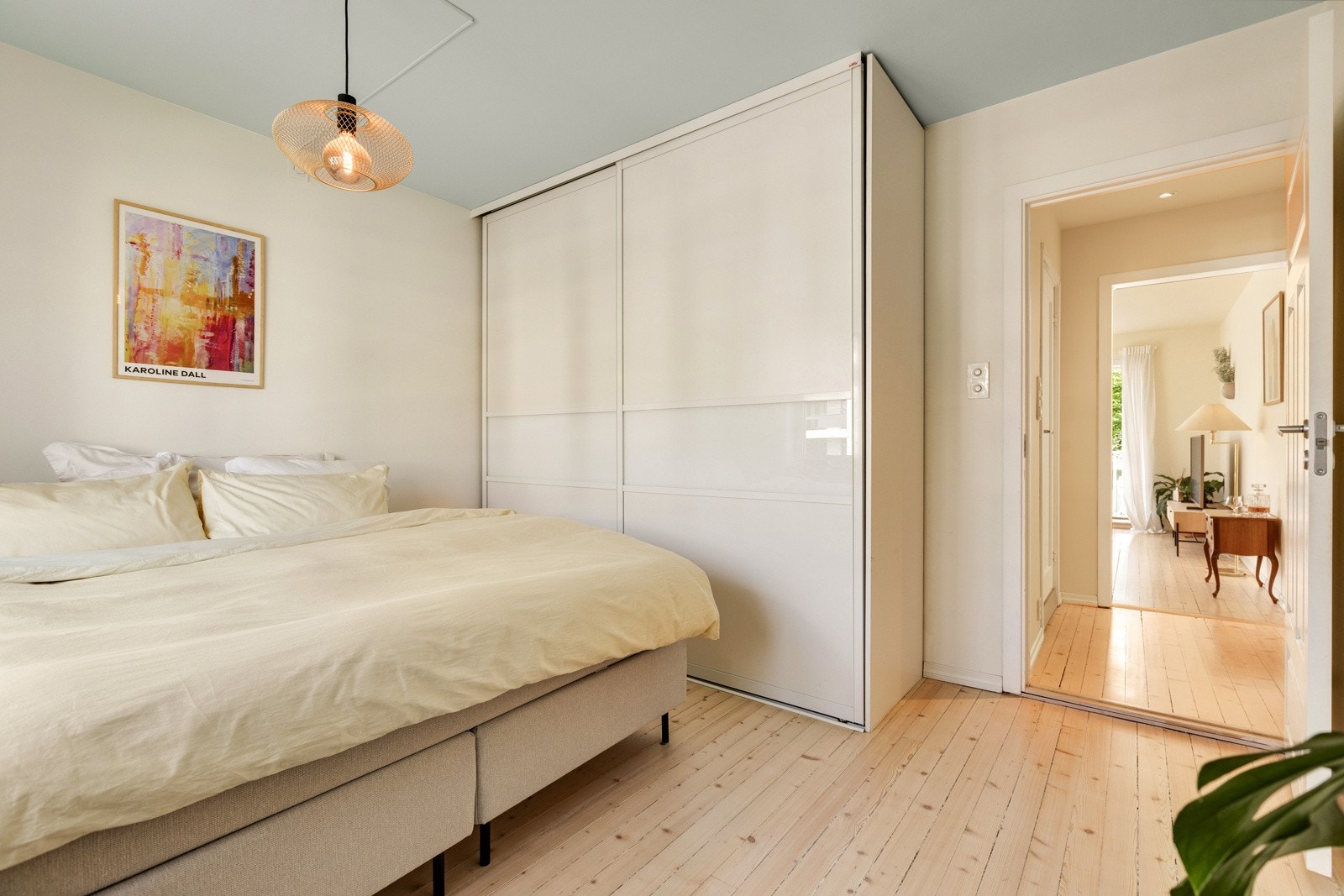 Romslig garderobeskap vil medfølge. Galleribilde