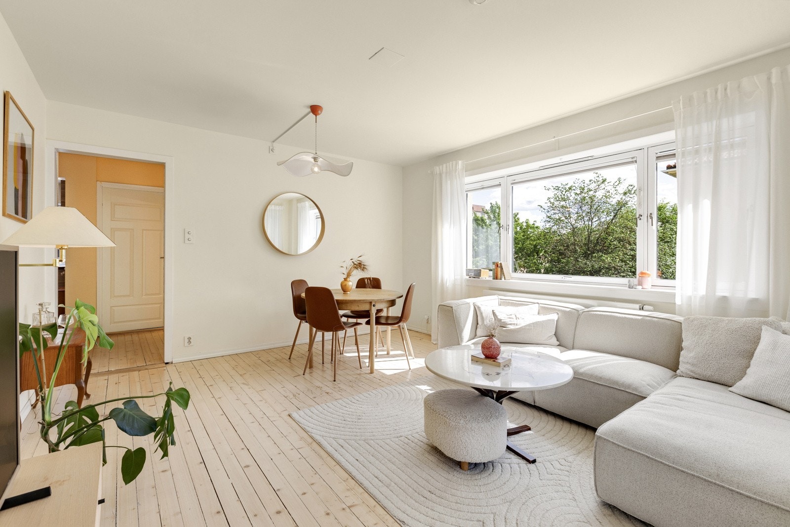 Stuen er lys og romslig med gode møbleringsmuligheter for sofa, spisebord og tilhørende møblement. Galleribilde