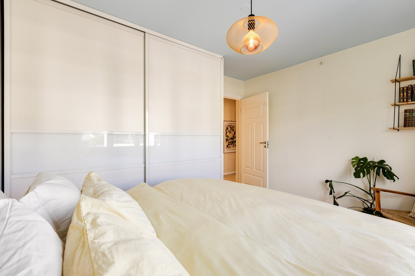 Vegger er malt i et tidsriktig fargevalg i 2024 og gulv er belagt med heltre gulvbord. Galleribilde