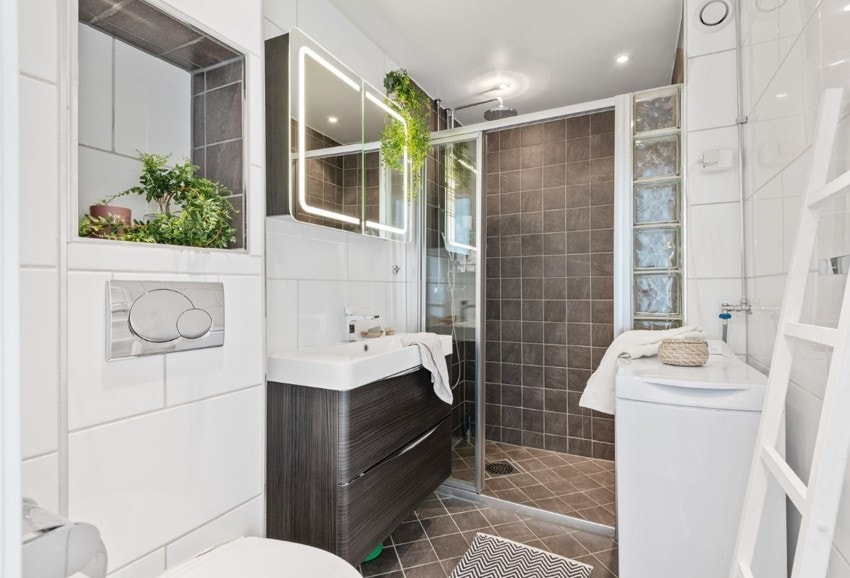 Lyst og moderne baderom oppusset i regi av borettslaget i 2013. Galleribilde