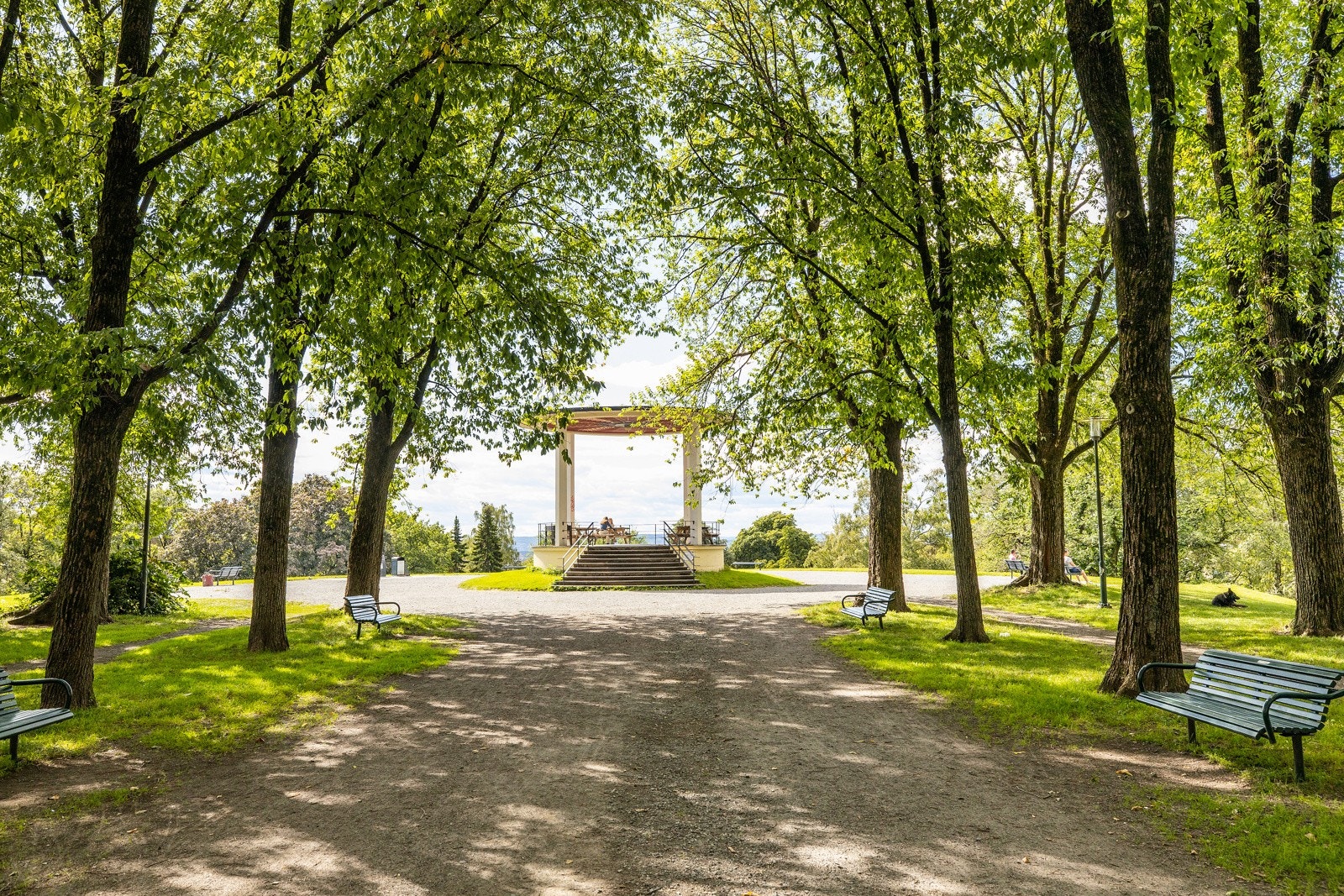 Flotte Torshovparken med Musikkpaviljong. Galleribilde