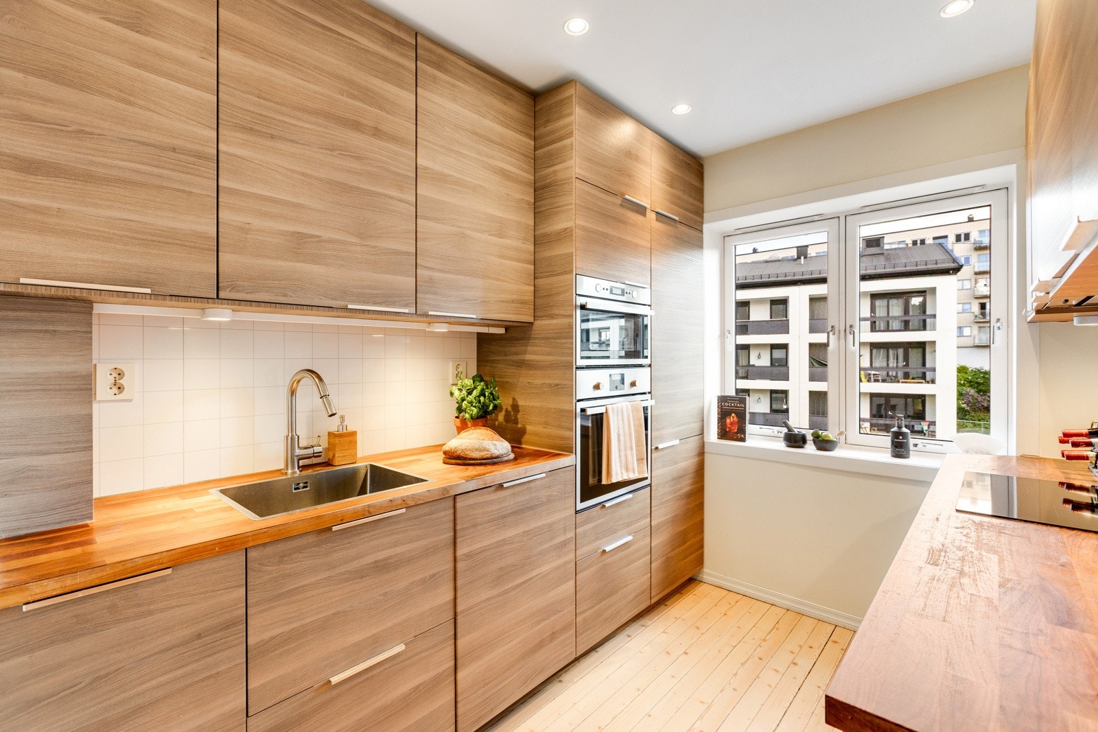 Innredningen har glatte fronter og heltre benkeplate, samt godt med skap- og benkeplass. Galleribilde