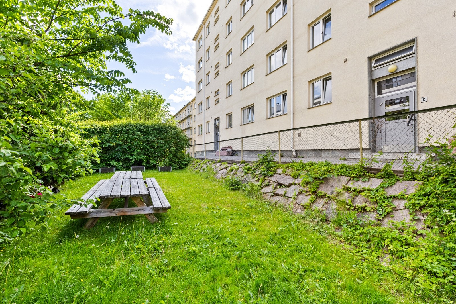 Borettslagets hyggelige fellesarealer opparbeidet med asfalterte internveier, plenarealer og diverse beplantning. Galleribilde