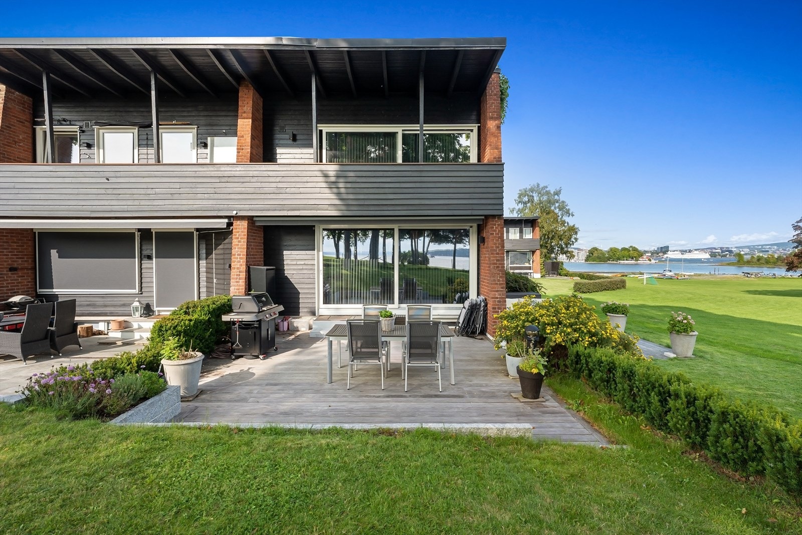 Vestvendt uteplass med gode sol- og lysforhold Galleribilde