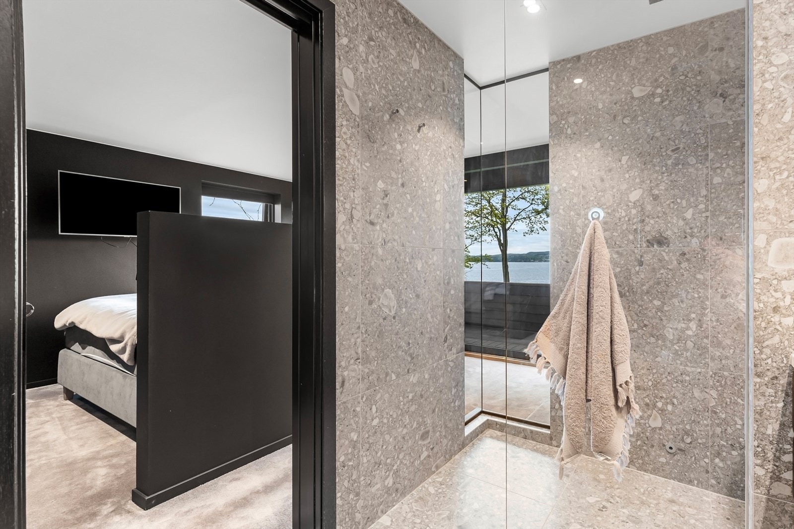 Badet holder høy standard. Sjøutsikt fra dusjsonen! Galleribilde