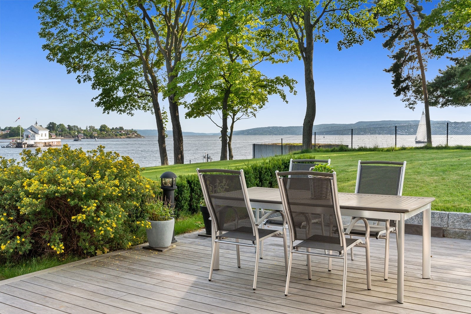 Rekkehuset har en eksepsjonell intern beliggenhet i det etterspurte nabolaget på Bygdøylund Galleribilde